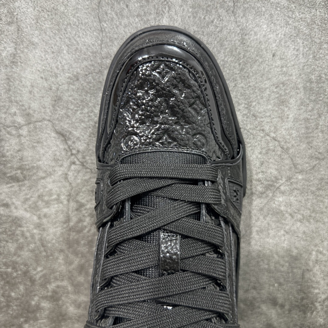 图片[5]-【专柜版/海淘代购版】 现货当天可取 LV Trainer系列高奢运动鞋 黑色漆皮压印 新款芯片顶级 潮人必备单品 同步ZP官网空胶工艺 鞋舌、挂饰均镶嵌NFC芯片感应装置 正确胶片断点式设计 中底正确还原原版油印字母比例 1：1原楦格板、楦头、刀磨全新升级！ 独家订制顶级压纹麂皮 原版开模TPU大底 质感原版一致 垫脚聚米微料加透气英伦网布 披靡市场任何版本！细节完美呈现！ 代购指定版本 全新升级最新双盒包装 扫码秒进官网！ 全套包装配件同比原版 尺码： 38-46-选品中心