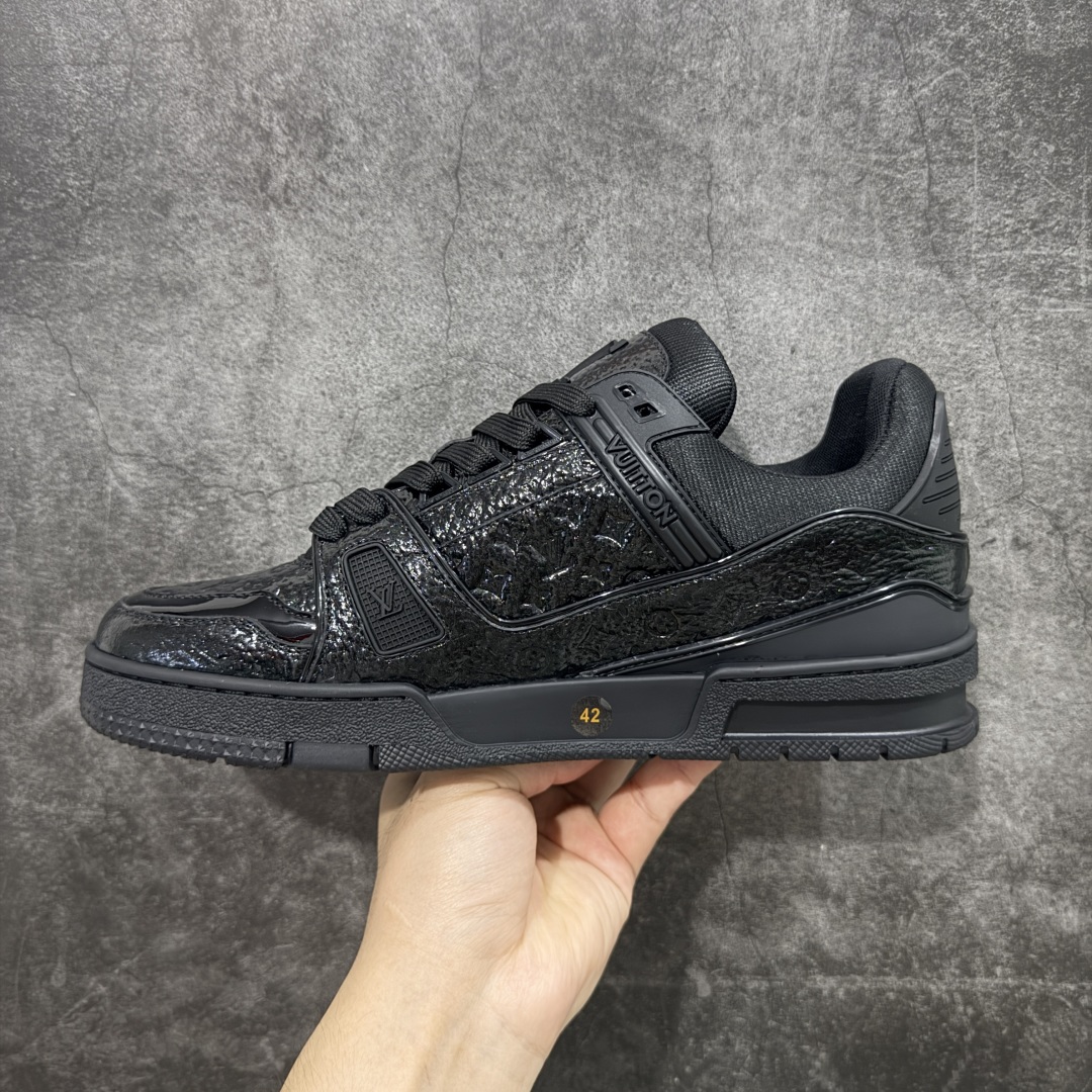 图片[2]-【专柜版/海淘代购版】 现货当天可取 LV Trainer系列高奢运动鞋 黑色漆皮压印 新款芯片顶级 潮人必备单品 同步ZP官网空胶工艺 鞋舌、挂饰均镶嵌NFC芯片感应装置 正确胶片断点式设计 中底正确还原原版油印字母比例 1：1原楦格板、楦头、刀磨全新升级！ 独家订制顶级压纹麂皮 原版开模TPU大底 质感原版一致 垫脚聚米微料加透气英伦网布 披靡市场任何版本！细节完美呈现！ 代购指定版本 全新升级最新双盒包装 扫码秒进官网！ 全套包装配件同比原版 尺码： 38-46-选品中心