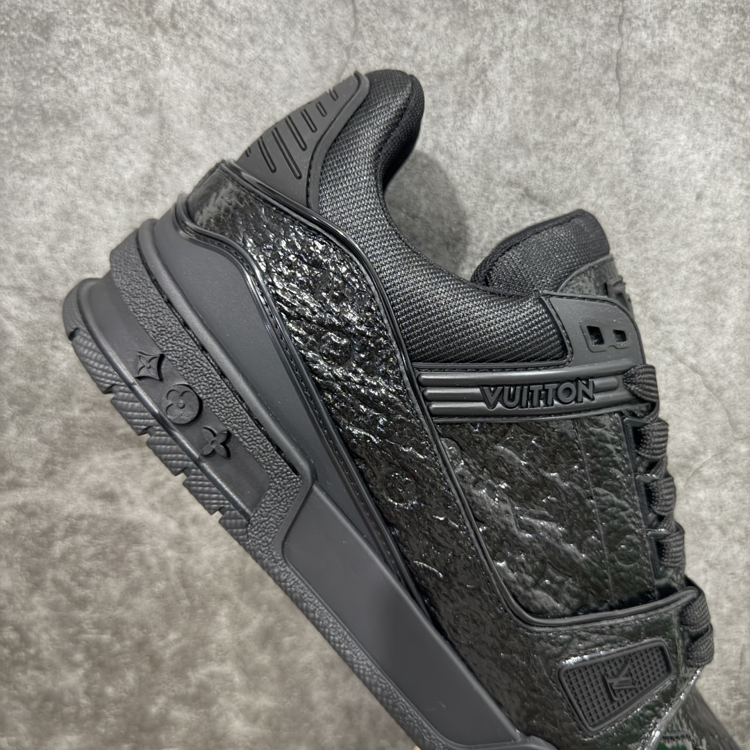 图片[7]-【专柜版/海淘代购版】 现货当天可取 LV Trainer系列高奢运动鞋 黑色漆皮压印 新款芯片顶级 潮人必备单品 同步ZP官网空胶工艺 鞋舌、挂饰均镶嵌NFC芯片感应装置 正确胶片断点式设计 中底正确还原原版油印字母比例 1：1原楦格板、楦头、刀磨全新升级！ 独家订制顶级压纹麂皮 原版开模TPU大底 质感原版一致 垫脚聚米微料加透气英伦网布 披靡市场任何版本！细节完美呈现！ 代购指定版本 全新升级最新双盒包装 扫码秒进官网！ 全套包装配件同比原版 尺码： 38-46-选品中心