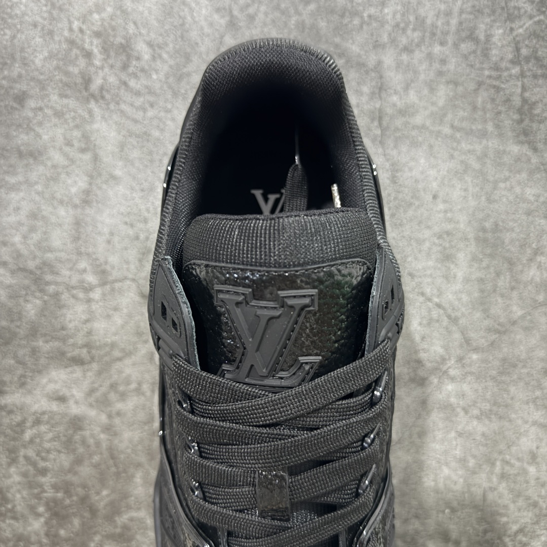 图片[8]-【专柜版/海淘代购版】 现货当天可取 LV Trainer系列高奢运动鞋 黑色漆皮压印 新款芯片顶级 潮人必备单品 同步ZP官网空胶工艺 鞋舌、挂饰均镶嵌NFC芯片感应装置 正确胶片断点式设计 中底正确还原原版油印字母比例 1：1原楦格板、楦头、刀磨全新升级！ 独家订制顶级压纹麂皮 原版开模TPU大底 质感原版一致 垫脚聚米微料加透气英伦网布 披靡市场任何版本！细节完美呈现！ 代购指定版本 全新升级最新双盒包装 扫码秒进官网！ 全套包装配件同比原版 尺码： 38-46-选品中心
