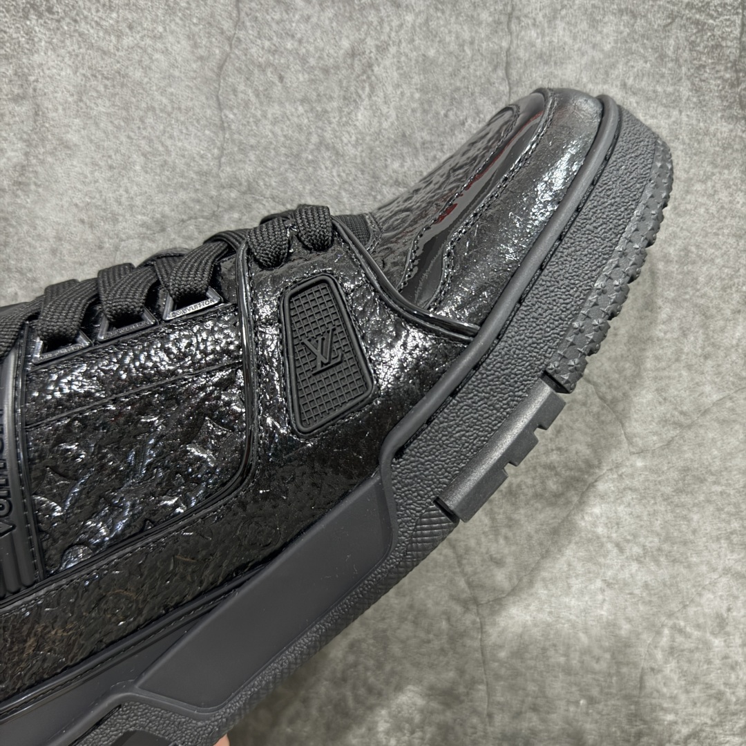 图片[6]-【专柜版/海淘代购版】 现货当天可取 LV Trainer系列高奢运动鞋 黑色漆皮压印 新款芯片顶级 潮人必备单品 同步ZP官网空胶工艺 鞋舌、挂饰均镶嵌NFC芯片感应装置 正确胶片断点式设计 中底正确还原原版油印字母比例 1：1原楦格板、楦头、刀磨全新升级！ 独家订制顶级压纹麂皮 原版开模TPU大底 质感原版一致 垫脚聚米微料加透气英伦网布 披靡市场任何版本！细节完美呈现！ 代购指定版本 全新升级最新双盒包装 扫码秒进官网！ 全套包装配件同比原版 尺码： 38-46-选品中心