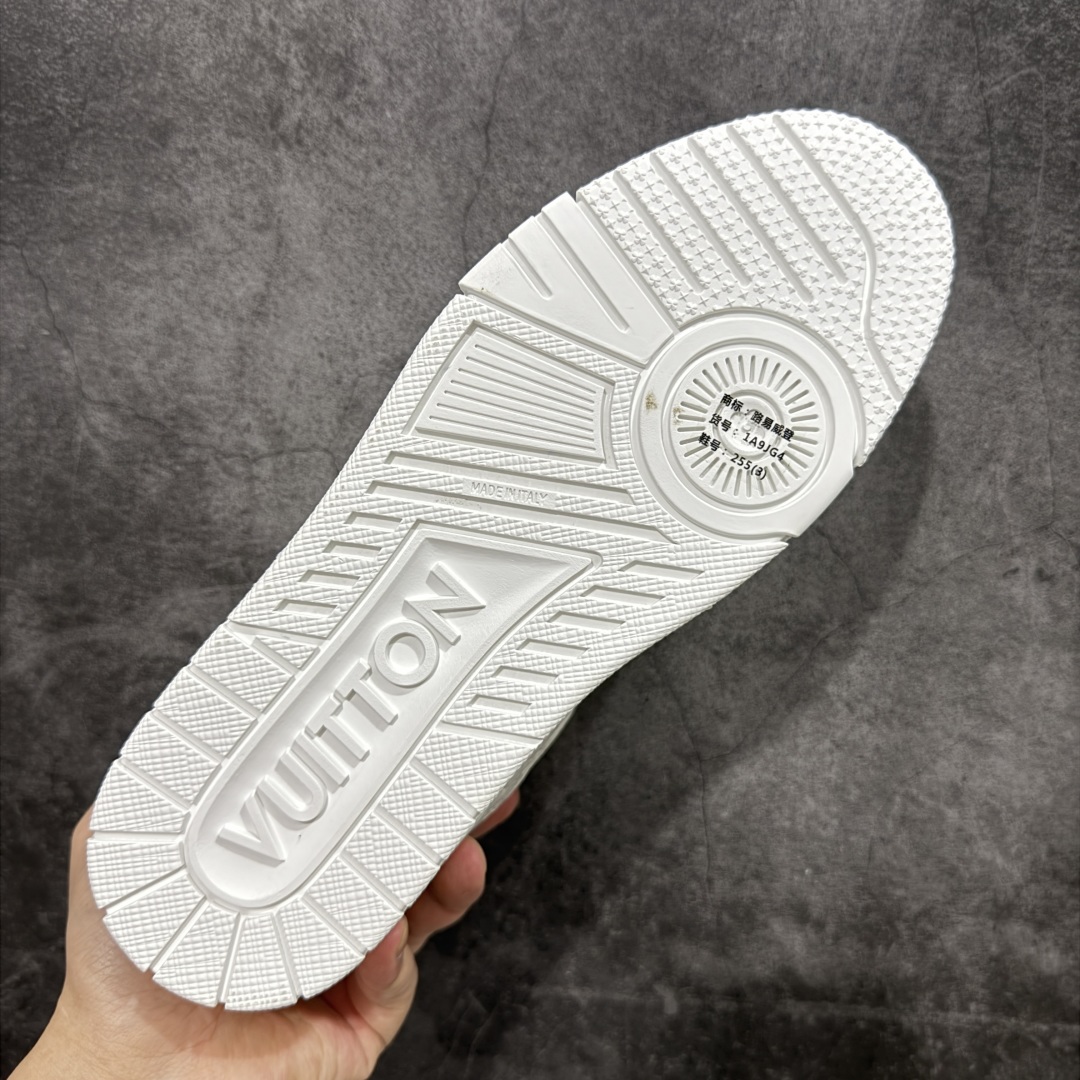 图片[9]-【专柜版/海淘代购版】 现货当天可取 LV Trainer系列高奢运动鞋 白色漆皮压印 新款芯片顶级 潮人必备单品 同步ZP官网空胶工艺 鞋舌、挂饰均镶嵌NFC芯片感应装置 正确胶片断点式设计 中底正确还原原版油印字母比例 1：1原楦格板、楦头、刀磨全新升级！ 独家订制顶级压纹麂皮 原版开模TPU大底 质感原版一致 垫脚聚米微料加透气英伦网布 披靡市场任何版本！细节完美呈现！ 代购指定版本 全新升级最新双盒包装 扫码秒进官网！ 全套包装配件同比原版 尺码： 38-46-选品中心
