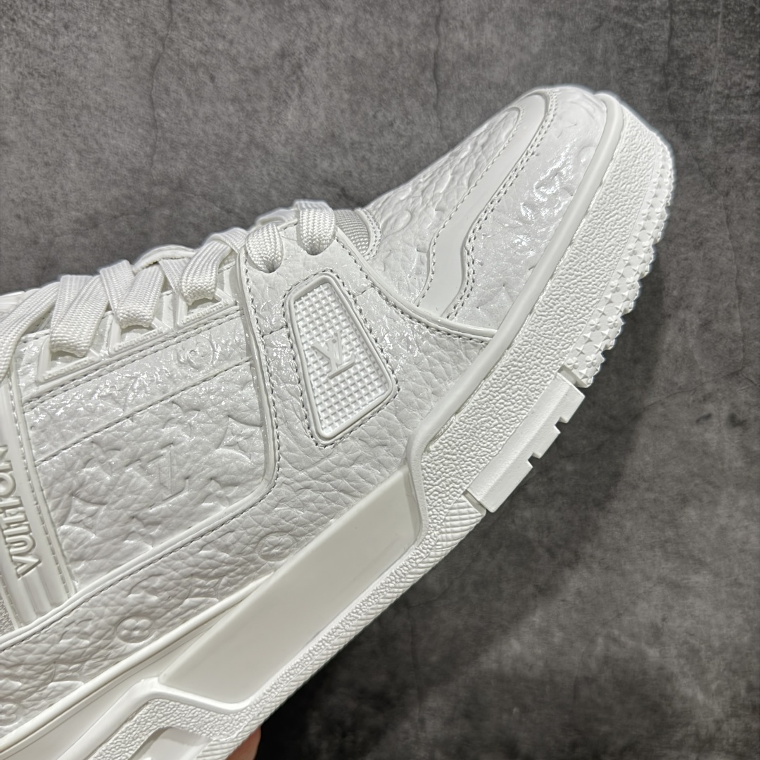 图片[6]-【专柜版/海淘代购版】 现货当天可取 LV Trainer系列高奢运动鞋 白色漆皮压印 新款芯片顶级 潮人必备单品 同步ZP官网空胶工艺 鞋舌、挂饰均镶嵌NFC芯片感应装置 正确胶片断点式设计 中底正确还原原版油印字母比例 1：1原楦格板、楦头、刀磨全新升级！ 独家订制顶级压纹麂皮 原版开模TPU大底 质感原版一致 垫脚聚米微料加透气英伦网布 披靡市场任何版本！细节完美呈现！ 代购指定版本 全新升级最新双盒包装 扫码秒进官网！ 全套包装配件同比原版 尺码： 38-46-选品中心