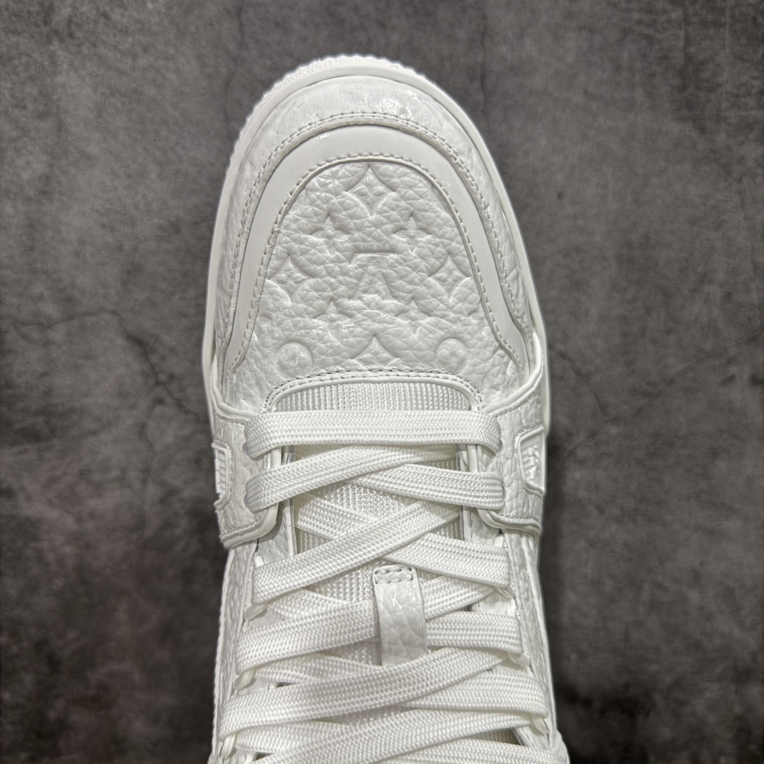 图片[5]-【专柜版/海淘代购版】 现货当天可取 LV Trainer系列高奢运动鞋 白色漆皮压印 新款芯片顶级 潮人必备单品 同步ZP官网空胶工艺 鞋舌、挂饰均镶嵌NFC芯片感应装置 正确胶片断点式设计 中底正确还原原版油印字母比例 1：1原楦格板、楦头、刀磨全新升级！ 独家订制顶级压纹麂皮 原版开模TPU大底 质感原版一致 垫脚聚米微料加透气英伦网布 披靡市场任何版本！细节完美呈现！ 代购指定版本 全新升级最新双盒包装 扫码秒进官网！ 全套包装配件同比原版 尺码： 38-46-选品中心