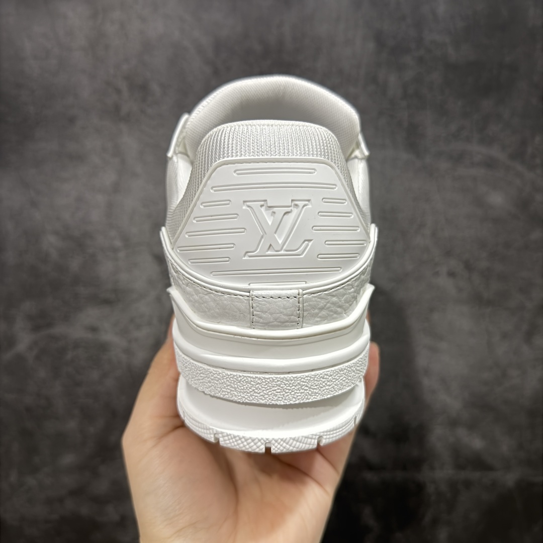 图片[4]-【专柜版/海淘代购版】 现货当天可取 LV Trainer系列高奢运动鞋 白色漆皮压印 新款芯片顶级 潮人必备单品 同步ZP官网空胶工艺 鞋舌、挂饰均镶嵌NFC芯片感应装置 正确胶片断点式设计 中底正确还原原版油印字母比例 1：1原楦格板、楦头、刀磨全新升级！ 独家订制顶级压纹麂皮 原版开模TPU大底 质感原版一致 垫脚聚米微料加透气英伦网布 披靡市场任何版本！细节完美呈现！ 代购指定版本 全新升级最新双盒包装 扫码秒进官网！ 全套包装配件同比原版 尺码： 38-46-选品中心