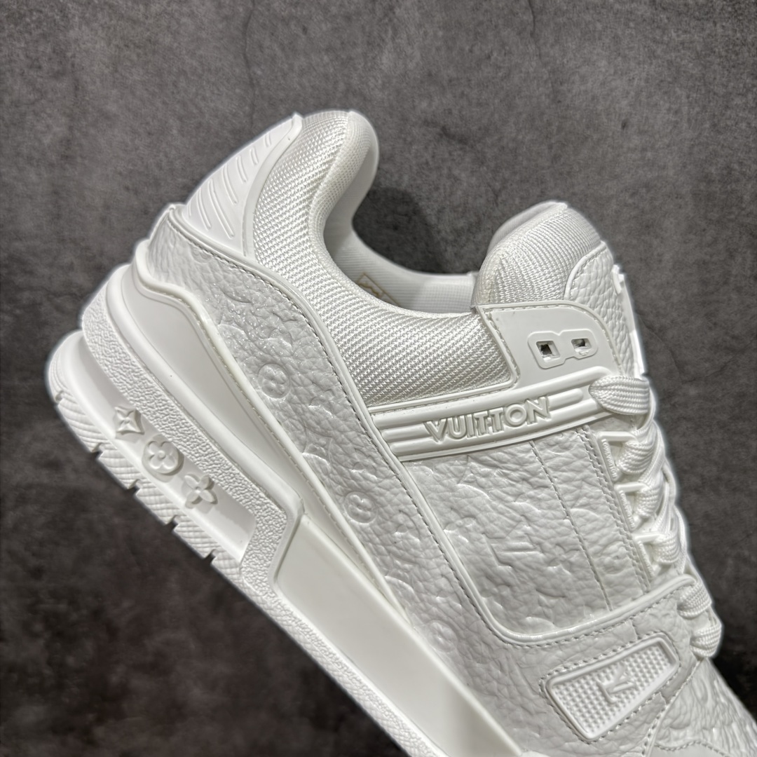 图片[7]-【专柜版/海淘代购版】 现货当天可取 LV Trainer系列高奢运动鞋 白色漆皮压印 新款芯片顶级 潮人必备单品 同步ZP官网空胶工艺 鞋舌、挂饰均镶嵌NFC芯片感应装置 正确胶片断点式设计 中底正确还原原版油印字母比例 1：1原楦格板、楦头、刀磨全新升级！ 独家订制顶级压纹麂皮 原版开模TPU大底 质感原版一致 垫脚聚米微料加透气英伦网布 披靡市场任何版本！细节完美呈现！ 代购指定版本 全新升级最新双盒包装 扫码秒进官网！ 全套包装配件同比原版 尺码： 38-46-选品中心