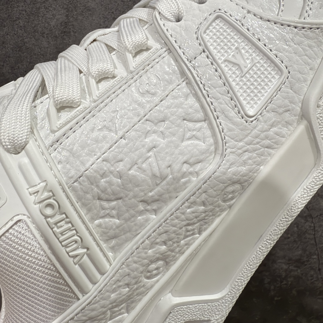 图片[4]-【专柜版/海淘代购版】 现货当天可取 LV Trainer系列高奢运动鞋 白色漆皮压印 新款芯片顶级 潮人必备单品 同步ZP官网空胶工艺 鞋舌、挂饰均镶嵌NFC芯片感应装置 正确胶片断点式设计 中底正确还原原版油印字母比例 1：1原楦格板、楦头、刀磨全新升级！ 独家订制顶级压纹麂皮 原版开模TPU大底 质感原版一致 垫脚聚米微料加透气英伦网布 披靡市场任何版本！细节完美呈现！ 代购指定版本 全新升级最新双盒包装 扫码秒进官网！ 全套包装配件同比原版 尺码： 38-46-选品中心