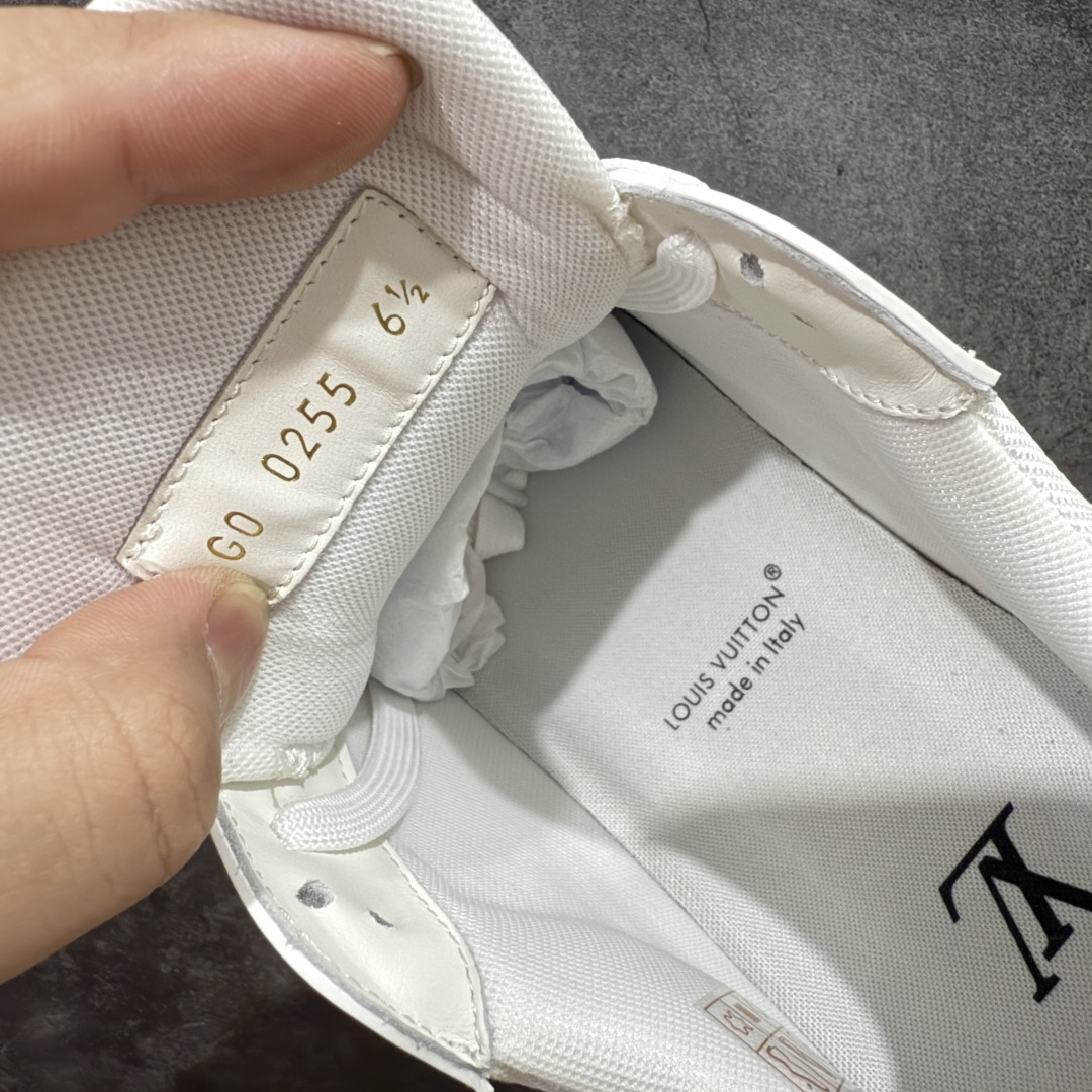 图片[7]-【专柜版/海淘代购版】 现货当天可取 LV Trainer系列高奢运动鞋 白色漆皮压印 新款芯片顶级 潮人必备单品 同步ZP官网空胶工艺 鞋舌、挂饰均镶嵌NFC芯片感应装置 正确胶片断点式设计 中底正确还原原版油印字母比例 1：1原楦格板、楦头、刀磨全新升级！ 独家订制顶级压纹麂皮 原版开模TPU大底 质感原版一致 垫脚聚米微料加透气英伦网布 披靡市场任何版本！细节完美呈现！ 代购指定版本 全新升级最新双盒包装 扫码秒进官网！ 全套包装配件同比原版 尺码： 38-46-选品中心