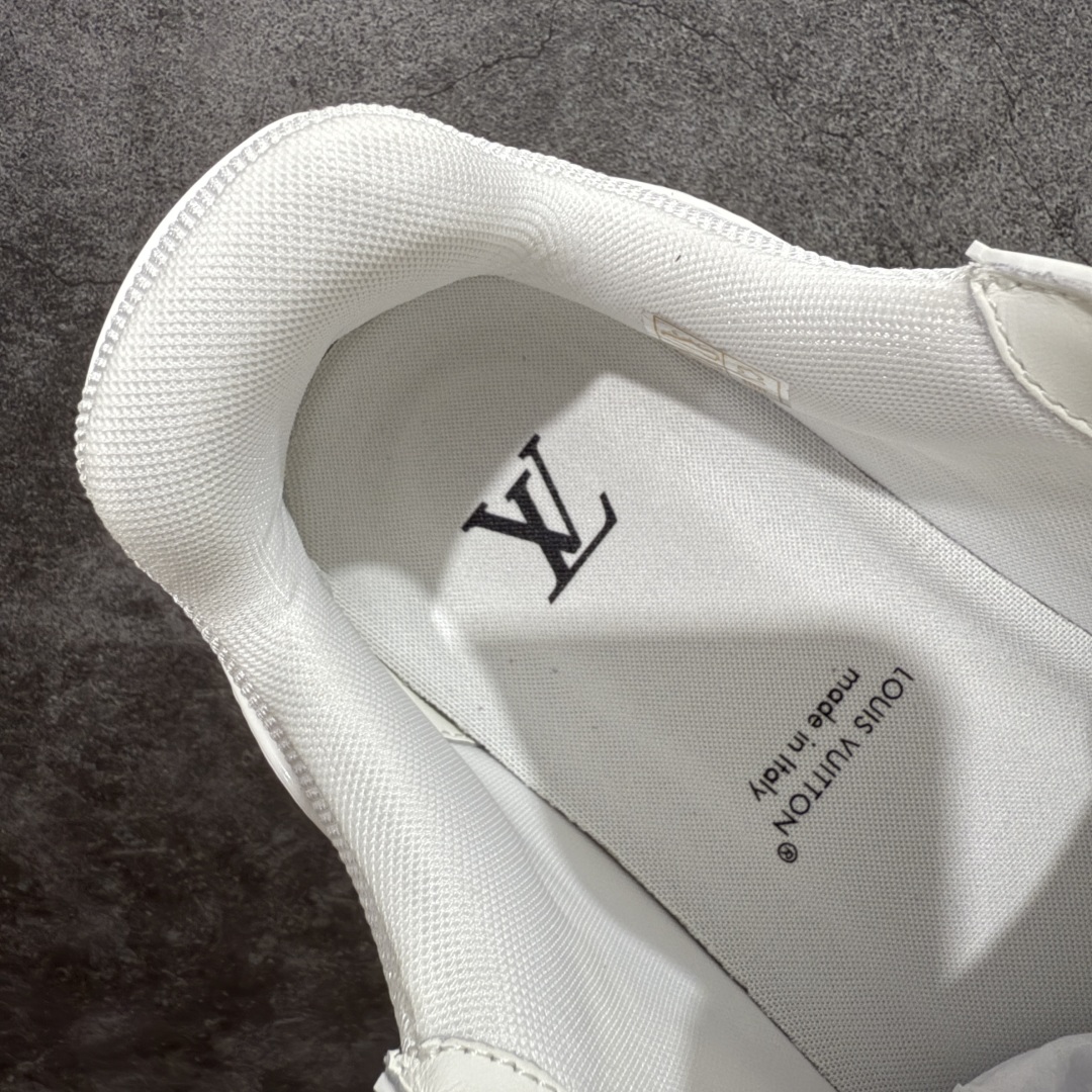图片[8]-【专柜版/海淘代购版】 现货当天可取 LV Trainer系列高奢运动鞋 白色漆皮压印 新款芯片顶级 潮人必备单品 同步ZP官网空胶工艺 鞋舌、挂饰均镶嵌NFC芯片感应装置 正确胶片断点式设计 中底正确还原原版油印字母比例 1：1原楦格板、楦头、刀磨全新升级！ 独家订制顶级压纹麂皮 原版开模TPU大底 质感原版一致 垫脚聚米微料加透气英伦网布 披靡市场任何版本！细节完美呈现！ 代购指定版本 全新升级最新双盒包装 扫码秒进官网！ 全套包装配件同比原版 尺码： 38-46-选品中心