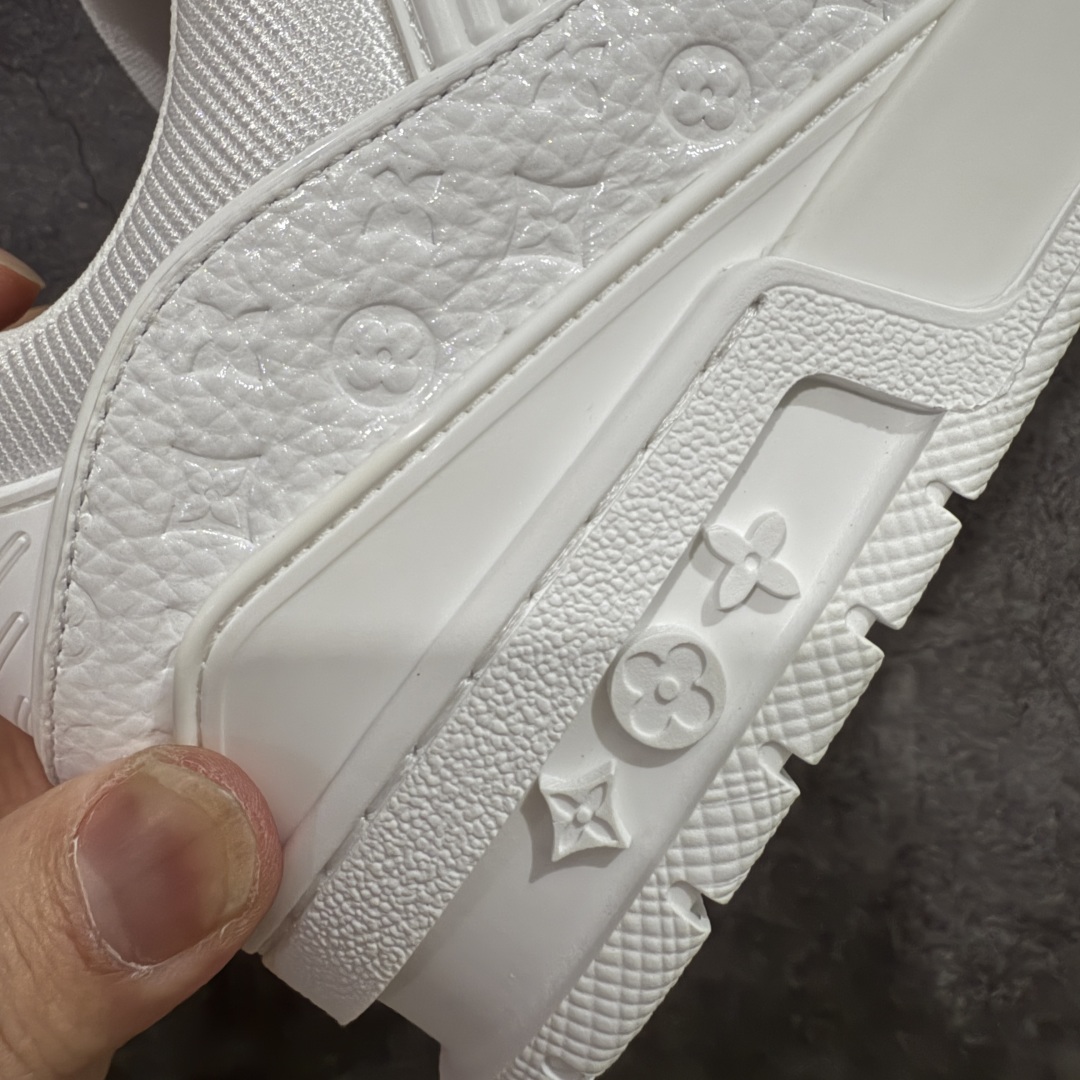 图片[3]-【专柜版/海淘代购版】 现货当天可取 LV Trainer系列高奢运动鞋 白色漆皮压印 新款芯片顶级 潮人必备单品 同步ZP官网空胶工艺 鞋舌、挂饰均镶嵌NFC芯片感应装置 正确胶片断点式设计 中底正确还原原版油印字母比例 1：1原楦格板、楦头、刀磨全新升级！ 独家订制顶级压纹麂皮 原版开模TPU大底 质感原版一致 垫脚聚米微料加透气英伦网布 披靡市场任何版本！细节完美呈现！ 代购指定版本 全新升级最新双盒包装 扫码秒进官网！ 全套包装配件同比原版 尺码： 38-46-选品中心