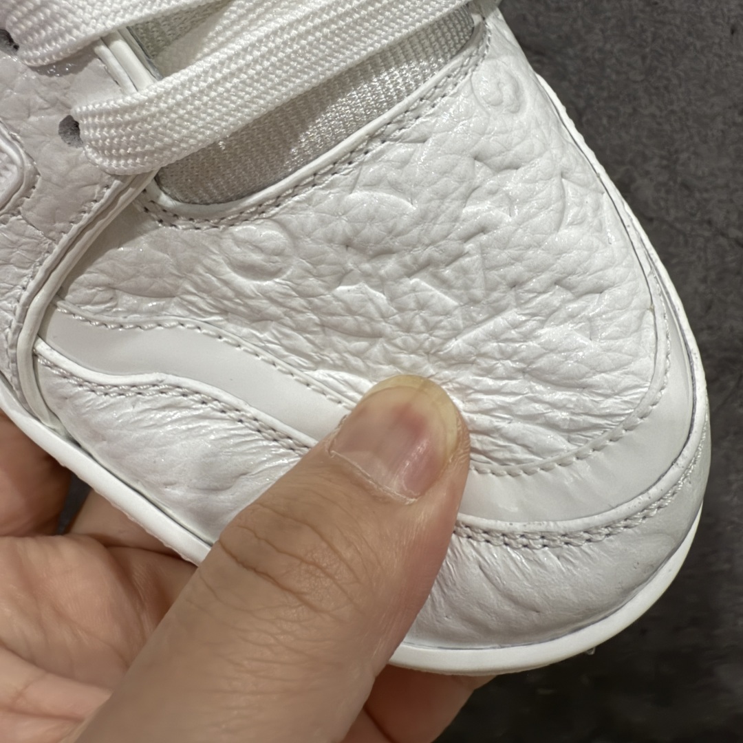 图片[5]-【专柜版/海淘代购版】 现货当天可取 LV Trainer系列高奢运动鞋 白色漆皮压印 新款芯片顶级 潮人必备单品 同步ZP官网空胶工艺 鞋舌、挂饰均镶嵌NFC芯片感应装置 正确胶片断点式设计 中底正确还原原版油印字母比例 1：1原楦格板、楦头、刀磨全新升级！ 独家订制顶级压纹麂皮 原版开模TPU大底 质感原版一致 垫脚聚米微料加透气英伦网布 披靡市场任何版本！细节完美呈现！ 代购指定版本 全新升级最新双盒包装 扫码秒进官网！ 全套包装配件同比原版 尺码： 38-46-选品中心