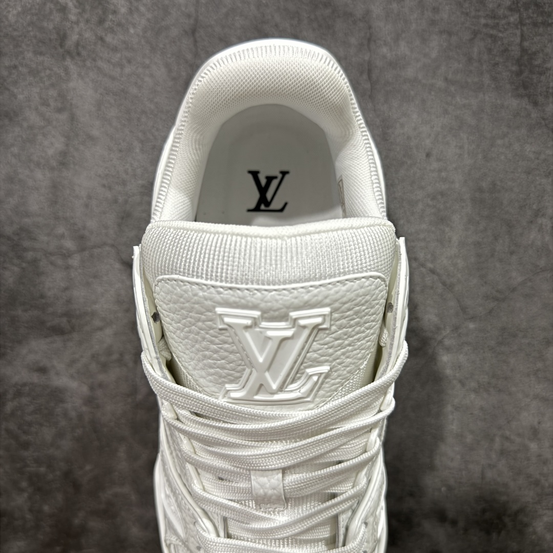 图片[8]-【专柜版/海淘代购版】 现货当天可取 LV Trainer系列高奢运动鞋 白色漆皮压印 新款芯片顶级 潮人必备单品 同步ZP官网空胶工艺 鞋舌、挂饰均镶嵌NFC芯片感应装置 正确胶片断点式设计 中底正确还原原版油印字母比例 1：1原楦格板、楦头、刀磨全新升级！ 独家订制顶级压纹麂皮 原版开模TPU大底 质感原版一致 垫脚聚米微料加透气英伦网布 披靡市场任何版本！细节完美呈现！ 代购指定版本 全新升级最新双盒包装 扫码秒进官网！ 全套包装配件同比原版 尺码： 38-46-选品中心
