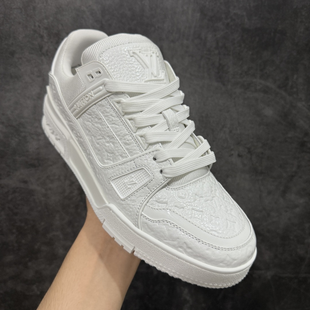 图片[3]-【专柜版/海淘代购版】 现货当天可取 LV Trainer系列高奢运动鞋 白色漆皮压印 新款芯片顶级 潮人必备单品 同步ZP官网空胶工艺 鞋舌、挂饰均镶嵌NFC芯片感应装置 正确胶片断点式设计 中底正确还原原版油印字母比例 1：1原楦格板、楦头、刀磨全新升级！ 独家订制顶级压纹麂皮 原版开模TPU大底 质感原版一致 垫脚聚米微料加透气英伦网布 披靡市场任何版本！细节完美呈现！ 代购指定版本 全新升级最新双盒包装 扫码秒进官网！ 全套包装配件同比原版 尺码： 38-46-选品中心