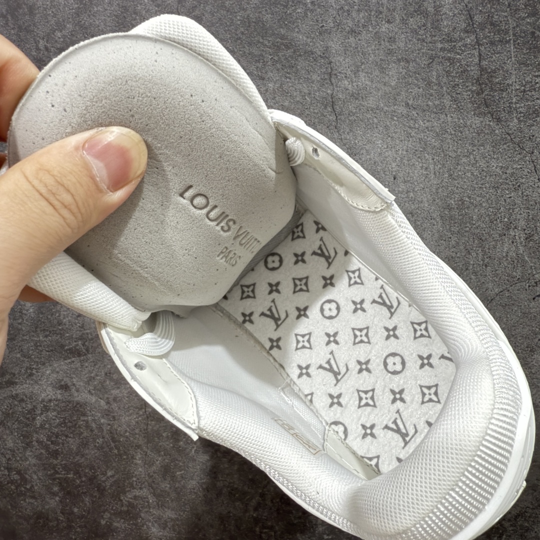 图片[9]-【专柜版/海淘代购版】 现货当天可取 LV Trainer系列高奢运动鞋 白色漆皮压印 新款芯片顶级 潮人必备单品 同步ZP官网空胶工艺 鞋舌、挂饰均镶嵌NFC芯片感应装置 正确胶片断点式设计 中底正确还原原版油印字母比例 1：1原楦格板、楦头、刀磨全新升级！ 独家订制顶级压纹麂皮 原版开模TPU大底 质感原版一致 垫脚聚米微料加透气英伦网布 披靡市场任何版本！细节完美呈现！ 代购指定版本 全新升级最新双盒包装 扫码秒进官网！ 全套包装配件同比原版 尺码： 38-46-选品中心