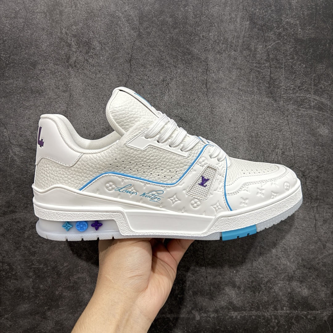 【HS纯原礼盒版福利】 LV Trainer系列高奢运动鞋 白蓝紫限定款 新款芯片顶级 潮人必备单品 同步ZP官网空胶工艺 鞋舌、挂饰均镶嵌NFC芯片感应装置 正确胶片断点式设计 中底正确还原原版油印字母比例 1:1原楦格板、楦头、刀磨全新升级! 独家订制顶级压纹麂皮 原版开模TPU大底 质感原版一致 垫脚聚米微料加透气英伦网布 披靡市场任何版本!细节完美呈现! 代购指定版本 全新升级最新双盒包装 扫码秒进官网! 全套包装配件同比原版 尺码: 39-46-选品中心