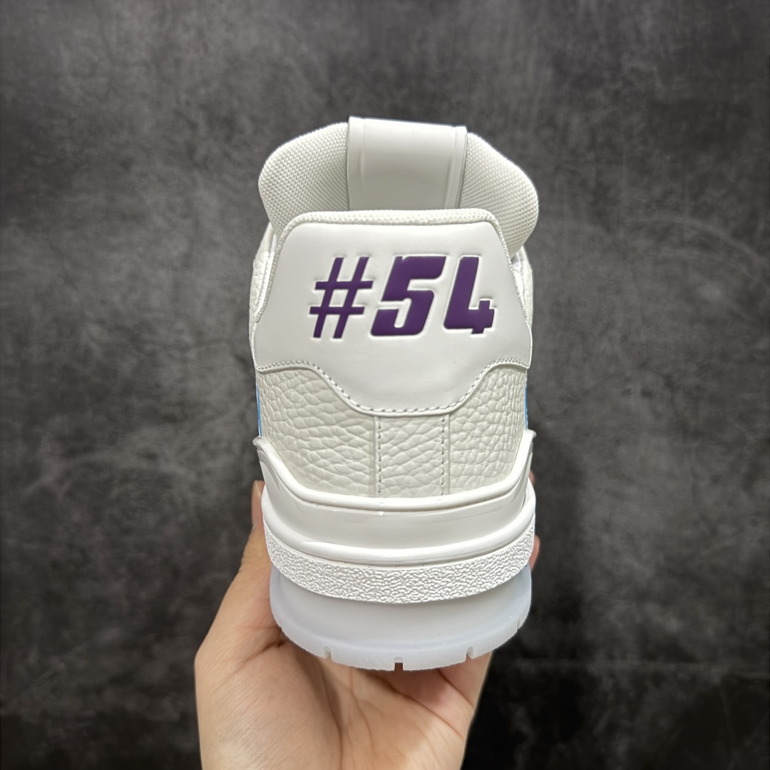 图片[4]-【HS纯原礼盒版福利】 LV Trainer系列高奢运动鞋 白蓝紫限定款 新款芯片顶级 潮人必备单品 同步ZP官网空胶工艺 鞋舌、挂饰均镶嵌NFC芯片感应装置 正确胶片断点式设计 中底正确还原原版油印字母比例 1：1原楦格板、楦头、刀磨全新升级！ 独家订制顶级压纹麂皮 原版开模TPU大底 质感原版一致 垫脚聚米微料加透气英伦网布 披靡市场任何版本！细节完美呈现！ 代购指定版本 全新升级最新双盒包装 扫码秒进官网！ 全套包装配件同比原版 尺码： 39-46-选品中心