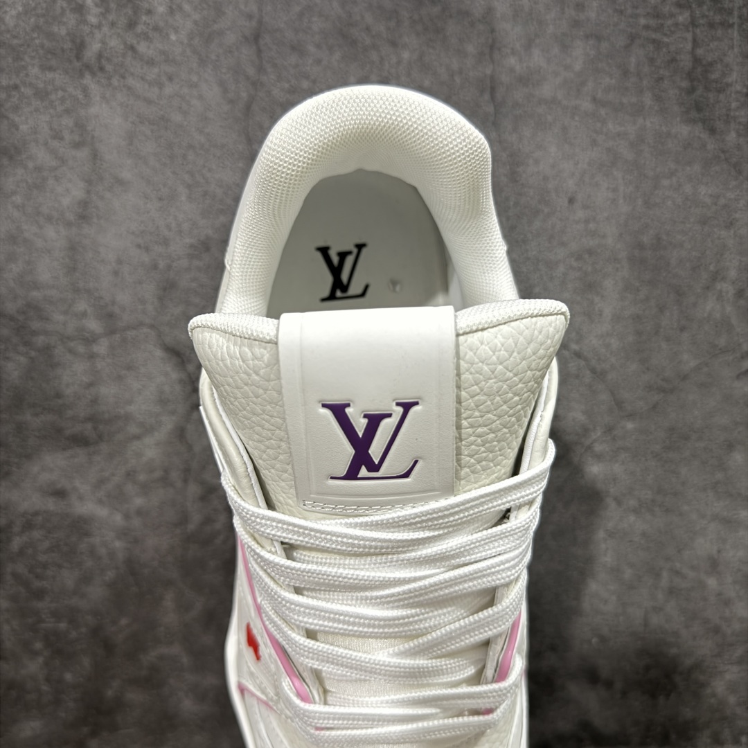 图片[8]-【HS纯原礼盒版福利】 LV Trainer系列高奢运动鞋 白粉紫 限定款 新款芯片顶级 潮人必备单品 同步ZP官网空胶工艺 鞋舌、挂饰均镶嵌NFC芯片感应装置 正确胶片断点式设计 中底正确还原原版油印字母比例 1：1原楦格板、楦头、刀磨全新升级！ 独家订制顶级压纹麂皮 原版开模TPU大底 质感原版一致 垫脚聚米微料加透气英伦网布 披靡市场任何版本！细节完美呈现！ 代购指定版本 全新升级最新双盒包装 扫码秒进官网！ 全套包装配件同比原版 尺码： 39-46-选品中心