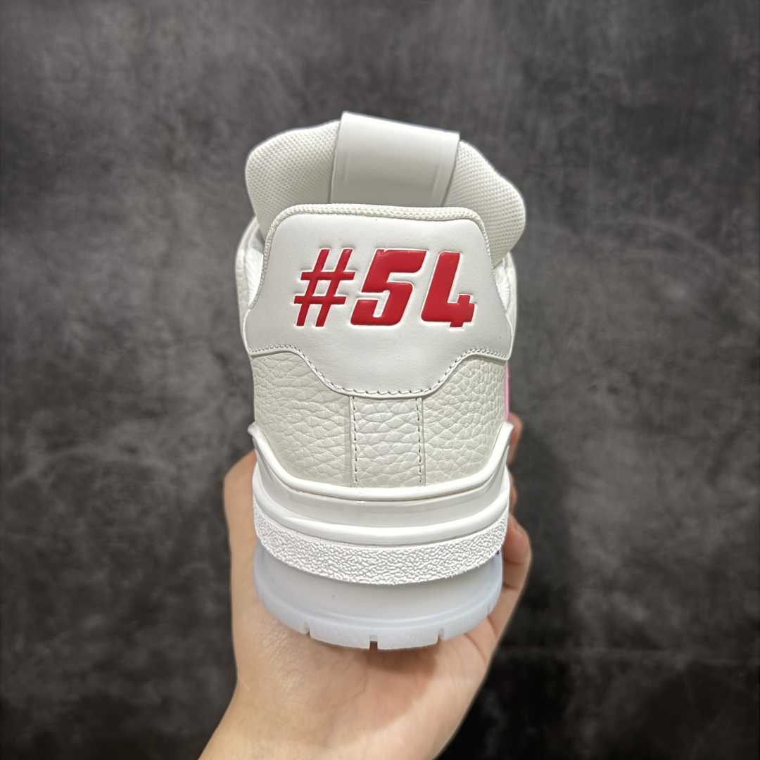 图片[4]-【HS纯原礼盒版福利】 LV Trainer系列高奢运动鞋 白粉紫 限定款 新款芯片顶级 潮人必备单品 同步ZP官网空胶工艺 鞋舌、挂饰均镶嵌NFC芯片感应装置 正确胶片断点式设计 中底正确还原原版油印字母比例 1：1原楦格板、楦头、刀磨全新升级！ 独家订制顶级压纹麂皮 原版开模TPU大底 质感原版一致 垫脚聚米微料加透气英伦网布 披靡市场任何版本！细节完美呈现！ 代购指定版本 全新升级最新双盒包装 扫码秒进官网！ 全套包装配件同比原版 尺码： 39-46-选品中心