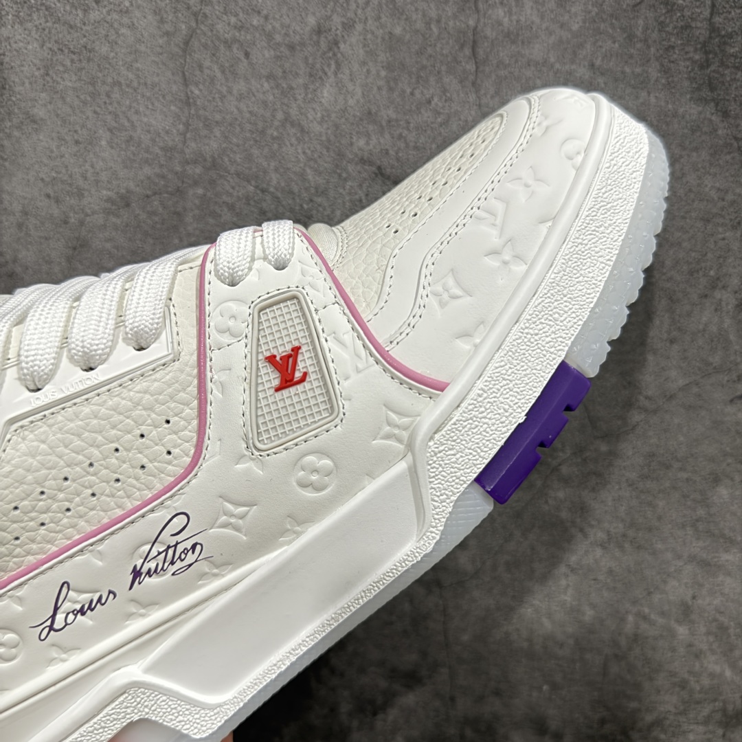 图片[6]-【HS纯原礼盒版福利】 LV Trainer系列高奢运动鞋 白粉紫 限定款 新款芯片顶级 潮人必备单品 同步ZP官网空胶工艺 鞋舌、挂饰均镶嵌NFC芯片感应装置 正确胶片断点式设计 中底正确还原原版油印字母比例 1：1原楦格板、楦头、刀磨全新升级！ 独家订制顶级压纹麂皮 原版开模TPU大底 质感原版一致 垫脚聚米微料加透气英伦网布 披靡市场任何版本！细节完美呈现！ 代购指定版本 全新升级最新双盒包装 扫码秒进官网！ 全套包装配件同比原版 尺码： 39-46-选品中心
