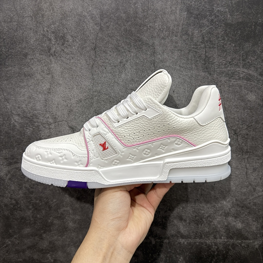 图片[2]-【HS纯原礼盒版福利】 LV Trainer系列高奢运动鞋 白粉紫 限定款 新款芯片顶级 潮人必备单品 同步ZP官网空胶工艺 鞋舌、挂饰均镶嵌NFC芯片感应装置 正确胶片断点式设计 中底正确还原原版油印字母比例 1：1原楦格板、楦头、刀磨全新升级！ 独家订制顶级压纹麂皮 原版开模TPU大底 质感原版一致 垫脚聚米微料加透气英伦网布 披靡市场任何版本！细节完美呈现！ 代购指定版本 全新升级最新双盒包装 扫码秒进官网！ 全套包装配件同比原版 尺码： 39-46-选品中心