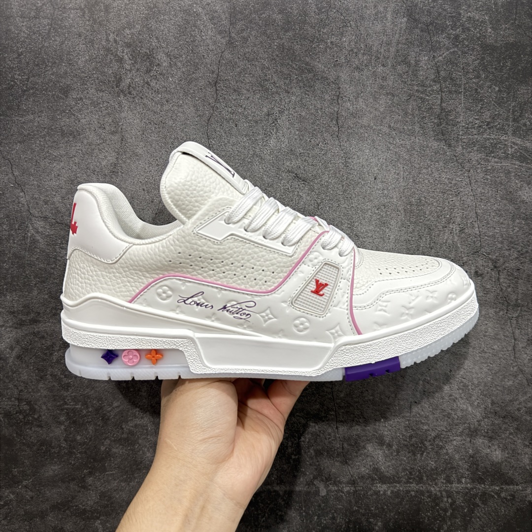 【HS纯原礼盒版福利】 LV Trainer系列高奢运动鞋 白粉紫 限定款 新款芯片顶级 潮人必备单品 同步ZP官网空胶工艺 鞋舌、挂饰均镶嵌NFC芯片感应装置 正确胶片断点式设计 中底正确还原原版油印字母比例 1:1原楦格板、楦头、刀磨全新升级! 独家订制顶级压纹麂皮 原版开模TPU大底 质感原版一致 垫脚聚米微料加透气英伦网布 披靡市场任何版本!细节完美呈现! 代购指定版本 全新升级最新双盒包装 扫码秒进官网! 全套包装配件同比原版 尺码: 39-46-选品中心
