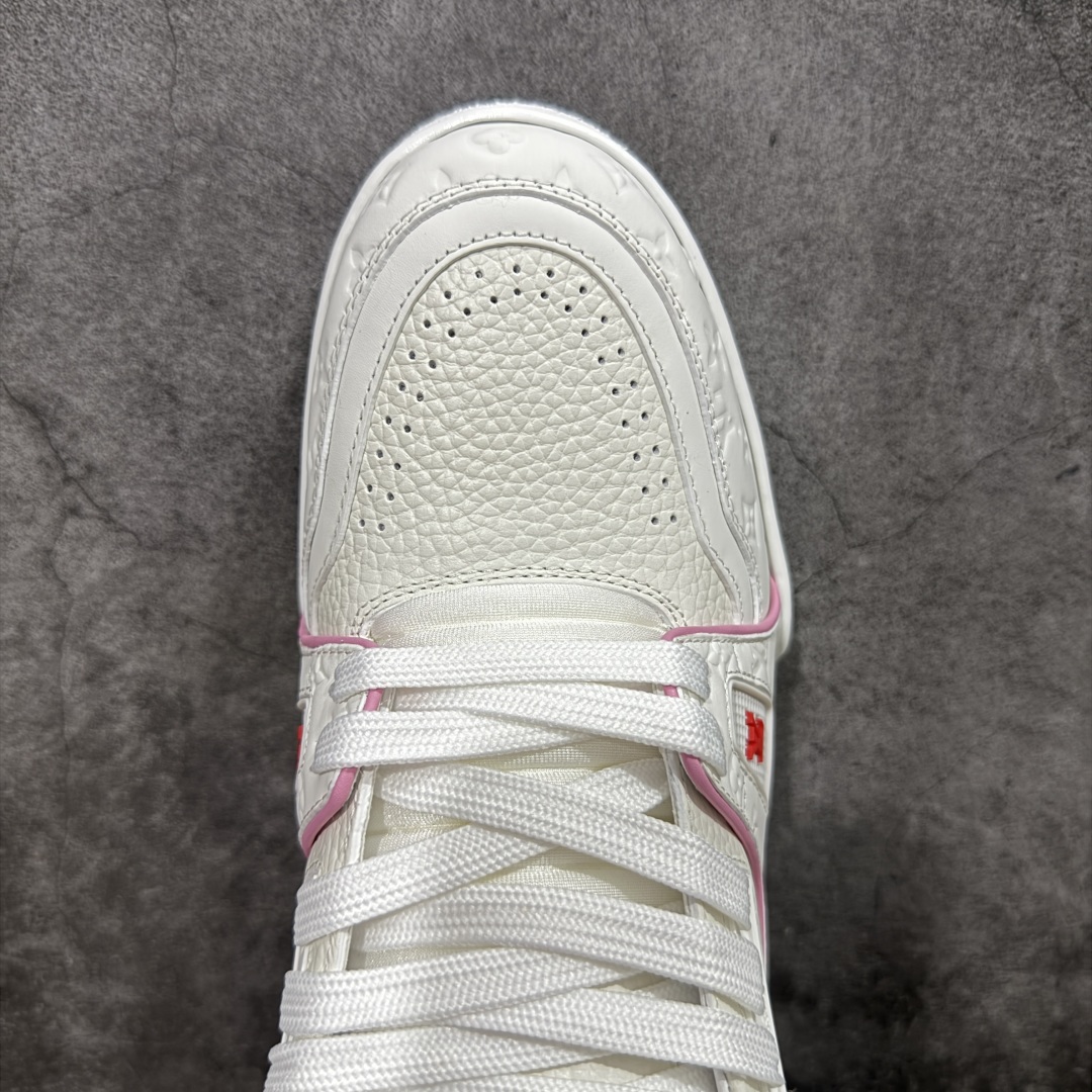 图片[5]-【HS纯原礼盒版福利】 LV Trainer系列高奢运动鞋 白粉紫 限定款 新款芯片顶级 潮人必备单品 同步ZP官网空胶工艺 鞋舌、挂饰均镶嵌NFC芯片感应装置 正确胶片断点式设计 中底正确还原原版油印字母比例 1：1原楦格板、楦头、刀磨全新升级！ 独家订制顶级压纹麂皮 原版开模TPU大底 质感原版一致 垫脚聚米微料加透气英伦网布 披靡市场任何版本！细节完美呈现！ 代购指定版本 全新升级最新双盒包装 扫码秒进官网！ 全套包装配件同比原版 尺码： 39-46-选品中心