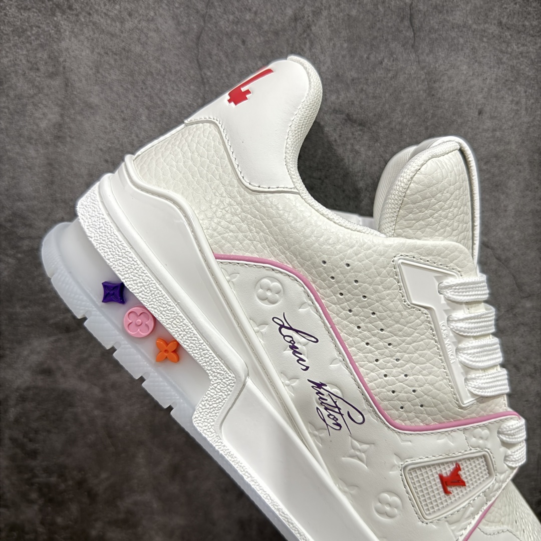 图片[7]-【HS纯原礼盒版福利】 LV Trainer系列高奢运动鞋 白粉紫 限定款 新款芯片顶级 潮人必备单品 同步ZP官网空胶工艺 鞋舌、挂饰均镶嵌NFC芯片感应装置 正确胶片断点式设计 中底正确还原原版油印字母比例 1：1原楦格板、楦头、刀磨全新升级！ 独家订制顶级压纹麂皮 原版开模TPU大底 质感原版一致 垫脚聚米微料加透气英伦网布 披靡市场任何版本！细节完美呈现！ 代购指定版本 全新升级最新双盒包装 扫码秒进官网！ 全套包装配件同比原版 尺码： 39-46-选品中心