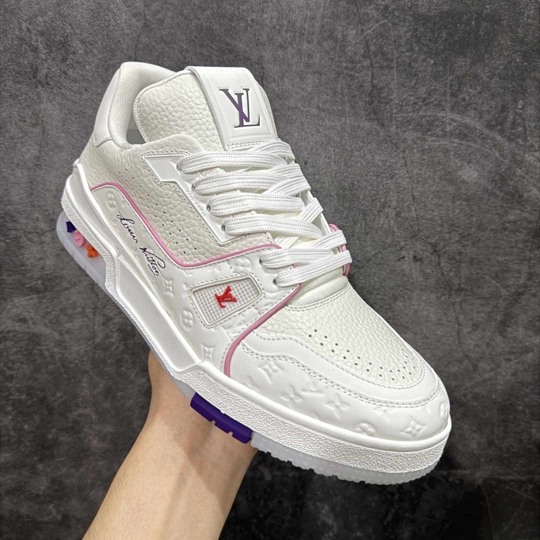 图片[3]-【HS纯原礼盒版福利】 LV Trainer系列高奢运动鞋 白粉紫 限定款 新款芯片顶级 潮人必备单品 同步ZP官网空胶工艺 鞋舌、挂饰均镶嵌NFC芯片感应装置 正确胶片断点式设计 中底正确还原原版油印字母比例 1：1原楦格板、楦头、刀磨全新升级！ 独家订制顶级压纹麂皮 原版开模TPU大底 质感原版一致 垫脚聚米微料加透气英伦网布 披靡市场任何版本！细节完美呈现！ 代购指定版本 全新升级最新双盒包装 扫码秒进官网！ 全套包装配件同比原版 尺码： 39-46-选品中心