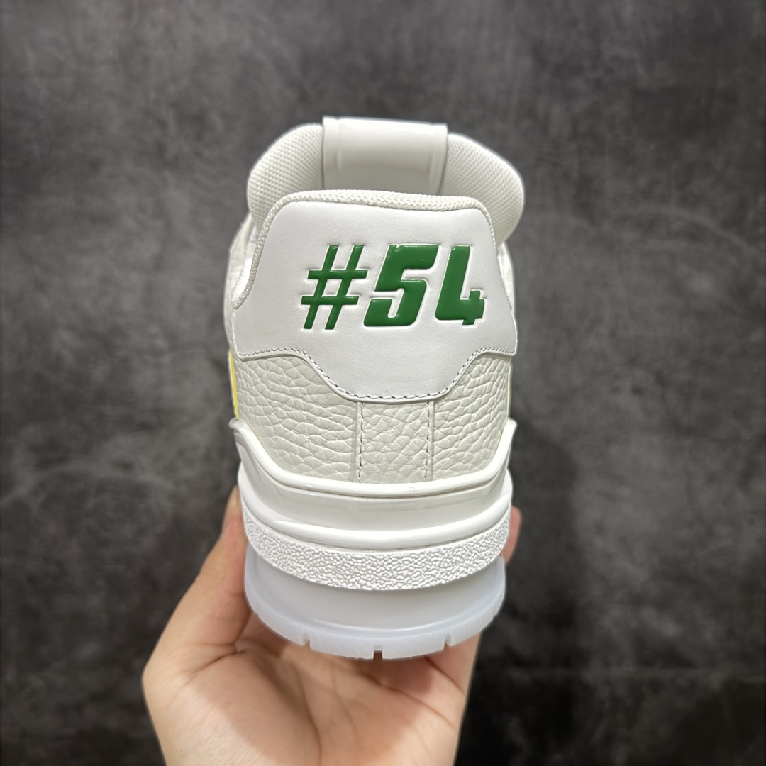 图片[4]-【HS纯原礼盒版福利】 LV Trainer系列高奢运动鞋 白黄蓝 限定款 新款芯片顶级 潮人必备单品 同步ZP官网空胶工艺 鞋舌、挂饰均镶嵌NFC芯片感应装置 正确胶片断点式设计 中底正确还原原版油印字母比例 1：1原楦格板、楦头、刀磨全新升级！ 独家订制顶级压纹麂皮 原版开模TPU大底 质感原版一致 垫脚聚米微料加透气英伦网布 披靡市场任何版本！细节完美呈现！ 代购指定版本 全新升级最新双盒包装 扫码秒进官网！ 全套包装配件同比原版 尺码： 39-46-选品中心