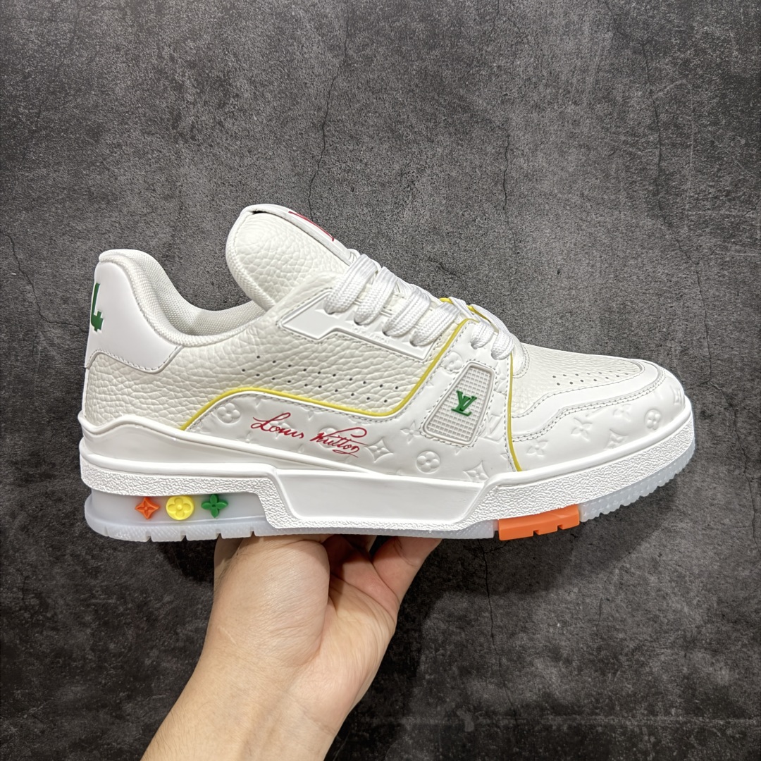 【HS纯原礼盒版福利】 LV Trainer系列高奢运动鞋 白黄蓝 限定款 新款芯片顶级 潮人必备单品 同步ZP官网空胶工艺 鞋舌、挂饰均镶嵌NFC芯片感应装置 正确胶片断点式设计 中底正确还原原版油印字母比例 1:1原楦格板、楦头、刀磨全新升级! 独家订制顶级压纹麂皮 原版开模TPU大底 质感原版一致 垫脚聚米微料加透气英伦网布 披靡市场任何版本!细节完美呈现! 代购指定版本 全新升级最新双盒包装 扫码秒进官网! 全套包装配件同比原版 尺码: 39-46-选品中心