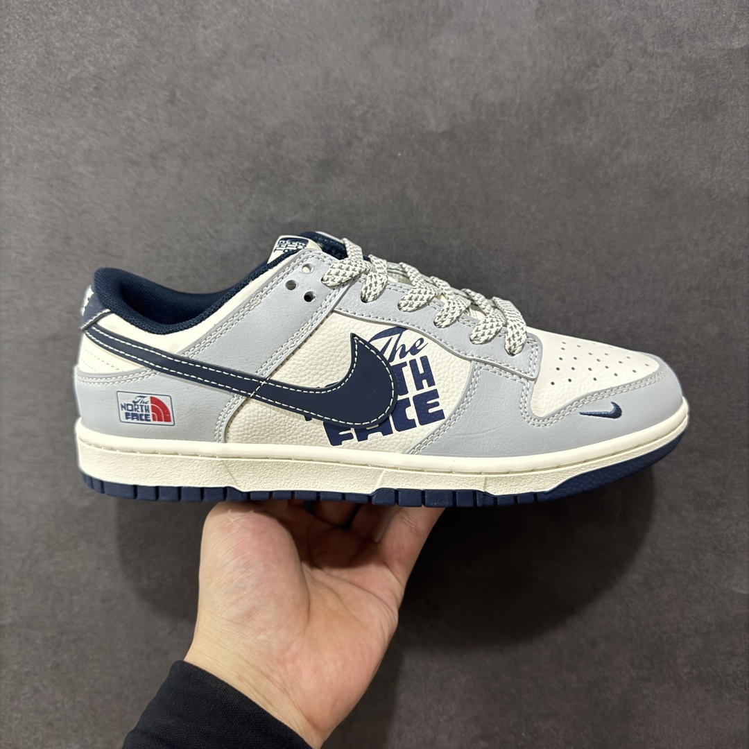 【定制版】Nike SB Dunk Low x The North Face 灰白小勾 纯原大厂出品 极力推荐 原装头层材料 独家版型蒸餾加工 帶來的是更好的视觉和脚感体验 大厂纯原品质出货 清洁度 电绣工艺 皮料切割干净无任何毛边 细节完美 货号:XF8698 205 尺码:36 36.5 37.5 38 38.5 39 40 40.5 41 42 42.5 43 44 44.5 45-选品中心
