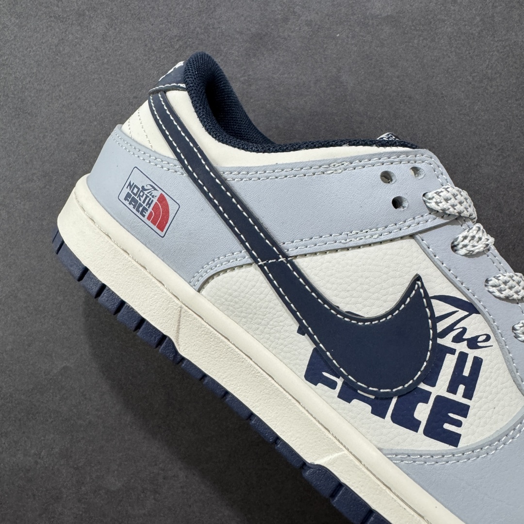 图片[6]-【定制版】Nike SB Dunk Low x The North Face 灰白小勾 纯原大厂出品 极力推荐 原装头层材料 独家版型蒸餾加工 帶來的是更好的视觉和脚感体验 大厂纯原品质出货 清洁度 电绣工艺 皮料切割干净无任何毛边 细节完美 货号：XF8698 205 尺码：36 36.5 37.5 38 38.5 39 40 40.5 41 42 42.5 43 44 44.5 45-选品中心