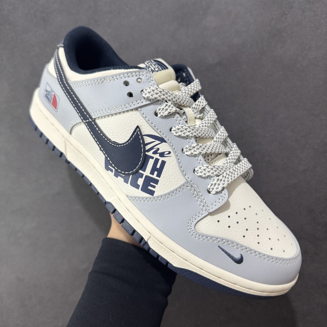 图片[3]-【定制版】Nike SB Dunk Low x The North Face 灰白小勾 纯原大厂出品 极力推荐 原装头层材料 独家版型蒸餾加工 帶來的是更好的视觉和脚感体验 大厂纯原品质出货 清洁度 电绣工艺 皮料切割干净无任何毛边 细节完美 货号：XF8698 205 尺码：36 36.5 37.5 38 38.5 39 40 40.5 41 42 42.5 43 44 44.5 45-选品中心