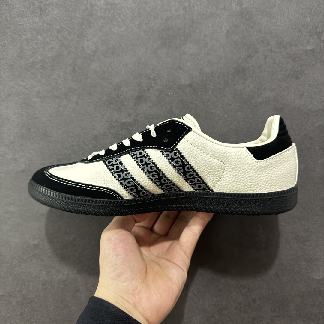 图片[2]-【定制版】adidas originals Samba OG 黑白 桑巴舞系列复古经典轻便板鞋 此款以简约大方的造型设计 给人以随性休闲的时尚格调 穿着舒适轻便，运动灵活自如 满足日常个性穿搭 货号：DX0006 尺码：36 36.5 37 38 38.5 39 40 40.5 41 42 42.5 43 44 44.5 45-选品中心