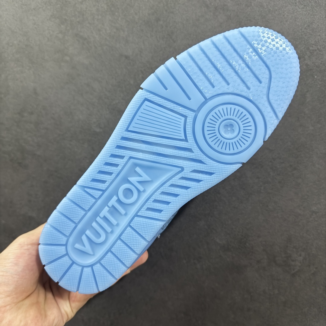 图片[9]-【广东纯原版本】Louis Vuitton Trainer lv时装走秀运动鞋 完美鞋型超高的清洁度 零毛边线头瑕疵 全套原楦原纸版原鞋开模 全网最具灵魂的版型 正确原装黄色鞋盒 正确中底印花 鞋面印花3D高频深度立体 全鞋电脑针车 紧密相连 针距密度一致 环保乳胶注塑鞋垫 厚度脚感还原原版 皮面裁剪部位 统一油边封口工艺 原装橡胶大底含胶量大底组合零偏差 专柜全套包装 防尘袋 说明书 质保卡 男女鞋 尺码：35 36 37 38 39 40 41 42 43 44 45-选品中心
