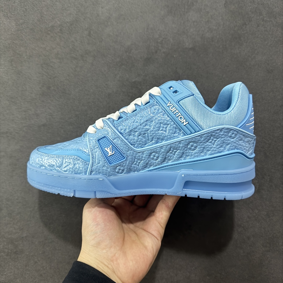 图片[2]-【广东纯原版本】Louis Vuitton Trainer lv时装走秀运动鞋 完美鞋型超高的清洁度 零毛边线头瑕疵 全套原楦原纸版原鞋开模 全网最具灵魂的版型 正确原装黄色鞋盒 正确中底印花 鞋面印花3D高频深度立体 全鞋电脑针车 紧密相连 针距密度一致 环保乳胶注塑鞋垫 厚度脚感还原原版 皮面裁剪部位 统一油边封口工艺 原装橡胶大底含胶量大底组合零偏差 专柜全套包装 防尘袋 说明书 质保卡 男女鞋 尺码：35 36 37 38 39 40 41 42 43 44 45-选品中心