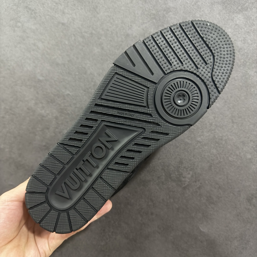 图片[9]-【广东纯原版本】Louis Vuitton Trainer lv时装走秀运动鞋 完美鞋型超高的清洁度 零毛边线头瑕疵 全套原楦原纸版原鞋开模 全网最具灵魂的版型 正确原装黄色鞋盒 正确中底印花 鞋面印花3D高频深度立体 全鞋电脑针车 紧密相连 针距密度一致 环保乳胶注塑鞋垫 厚度脚感还原原版 皮面裁剪部位 统一油边封口工艺 原装橡胶大底含胶量大底组合零偏差 专柜全套包装 防尘袋 说明书 质保卡 男女鞋 尺码：35 36 37 38 39 40 41 42 43 44 45-选品中心