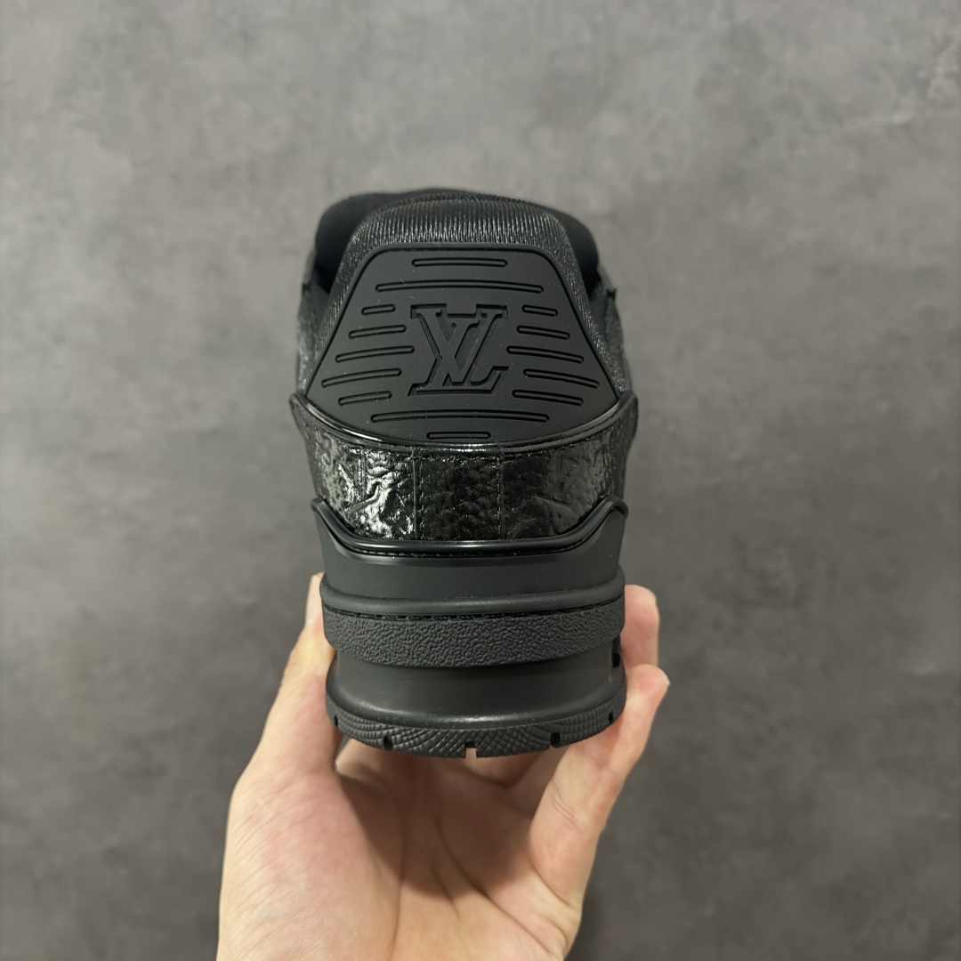 图片[4]-【广东纯原版本】Louis Vuitton Trainer lv时装走秀运动鞋 完美鞋型超高的清洁度 零毛边线头瑕疵 全套原楦原纸版原鞋开模 全网最具灵魂的版型 正确原装黄色鞋盒 正确中底印花 鞋面印花3D高频深度立体 全鞋电脑针车 紧密相连 针距密度一致 环保乳胶注塑鞋垫 厚度脚感还原原版 皮面裁剪部位 统一油边封口工艺 原装橡胶大底含胶量大底组合零偏差 专柜全套包装 防尘袋 说明书 质保卡 男女鞋 尺码：35 36 37 38 39 40 41 42 43 44 45-选品中心