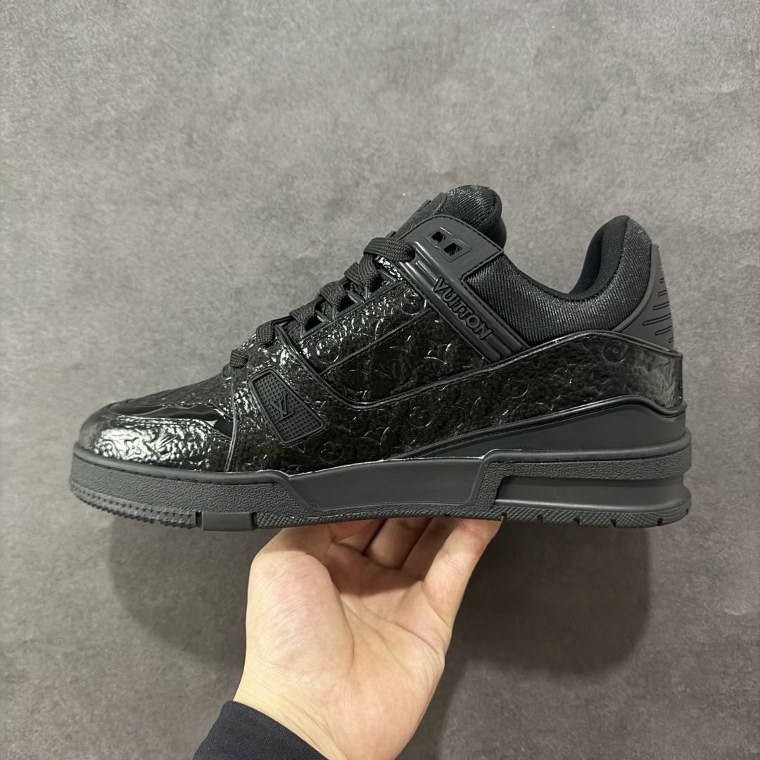 图片[2]-【广东纯原版本】Louis Vuitton Trainer lv时装走秀运动鞋 完美鞋型超高的清洁度 零毛边线头瑕疵 全套原楦原纸版原鞋开模 全网最具灵魂的版型 正确原装黄色鞋盒 正确中底印花 鞋面印花3D高频深度立体 全鞋电脑针车 紧密相连 针距密度一致 环保乳胶注塑鞋垫 厚度脚感还原原版 皮面裁剪部位 统一油边封口工艺 原装橡胶大底含胶量大底组合零偏差 专柜全套包装 防尘袋 说明书 质保卡 男女鞋 尺码：35 36 37 38 39 40 41 42 43 44 45-选品中心