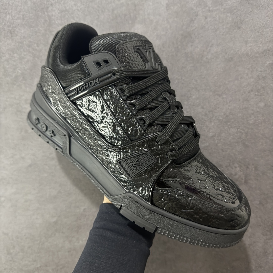 图片[3]-【广东纯原版本】Louis Vuitton Trainer lv时装走秀运动鞋 完美鞋型超高的清洁度 零毛边线头瑕疵 全套原楦原纸版原鞋开模 全网最具灵魂的版型 正确原装黄色鞋盒 正确中底印花 鞋面印花3D高频深度立体 全鞋电脑针车 紧密相连 针距密度一致 环保乳胶注塑鞋垫 厚度脚感还原原版 皮面裁剪部位 统一油边封口工艺 原装橡胶大底含胶量大底组合零偏差 专柜全套包装 防尘袋 说明书 质保卡 男女鞋 尺码：35 36 37 38 39 40 41 42 43 44 45-选品中心