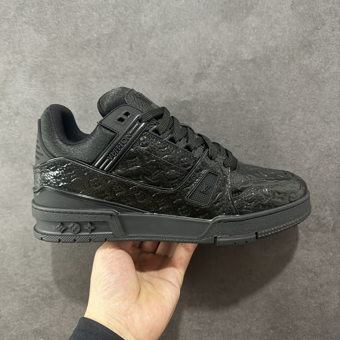 【广东纯原版本】Louis Vuitton Trainer lv时装走秀运动鞋 完美鞋型超高的清洁度 零毛边线头瑕疵 全套原楦原纸版原鞋开模 全网最具灵魂的版型 正确原装黄色鞋盒 正确中底印花 鞋面印花3D高频深度立体 全鞋电脑针车 紧密相连 针距密度一致 环保乳胶注塑鞋垫 厚度脚感还原原版 皮面裁剪部位 统一油边封口工艺 原装橡胶大底含胶量大底组合零偏差 专柜全套包装 防尘袋 说明书 质保卡 男女鞋 尺码:35 36 37 38 39 40 41 42 43 44 45-选品中心
