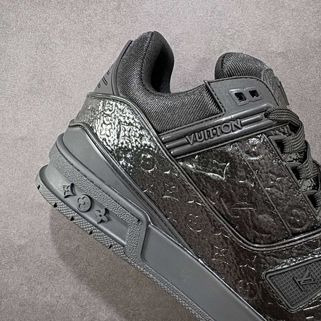 图片[6]-【广东纯原版本】Louis Vuitton Trainer lv时装走秀运动鞋 完美鞋型超高的清洁度 零毛边线头瑕疵 全套原楦原纸版原鞋开模 全网最具灵魂的版型 正确原装黄色鞋盒 正确中底印花 鞋面印花3D高频深度立体 全鞋电脑针车 紧密相连 针距密度一致 环保乳胶注塑鞋垫 厚度脚感还原原版 皮面裁剪部位 统一油边封口工艺 原装橡胶大底含胶量大底组合零偏差 专柜全套包装 防尘袋 说明书 质保卡 男女鞋 尺码：35 36 37 38 39 40 41 42 43 44 45-选品中心