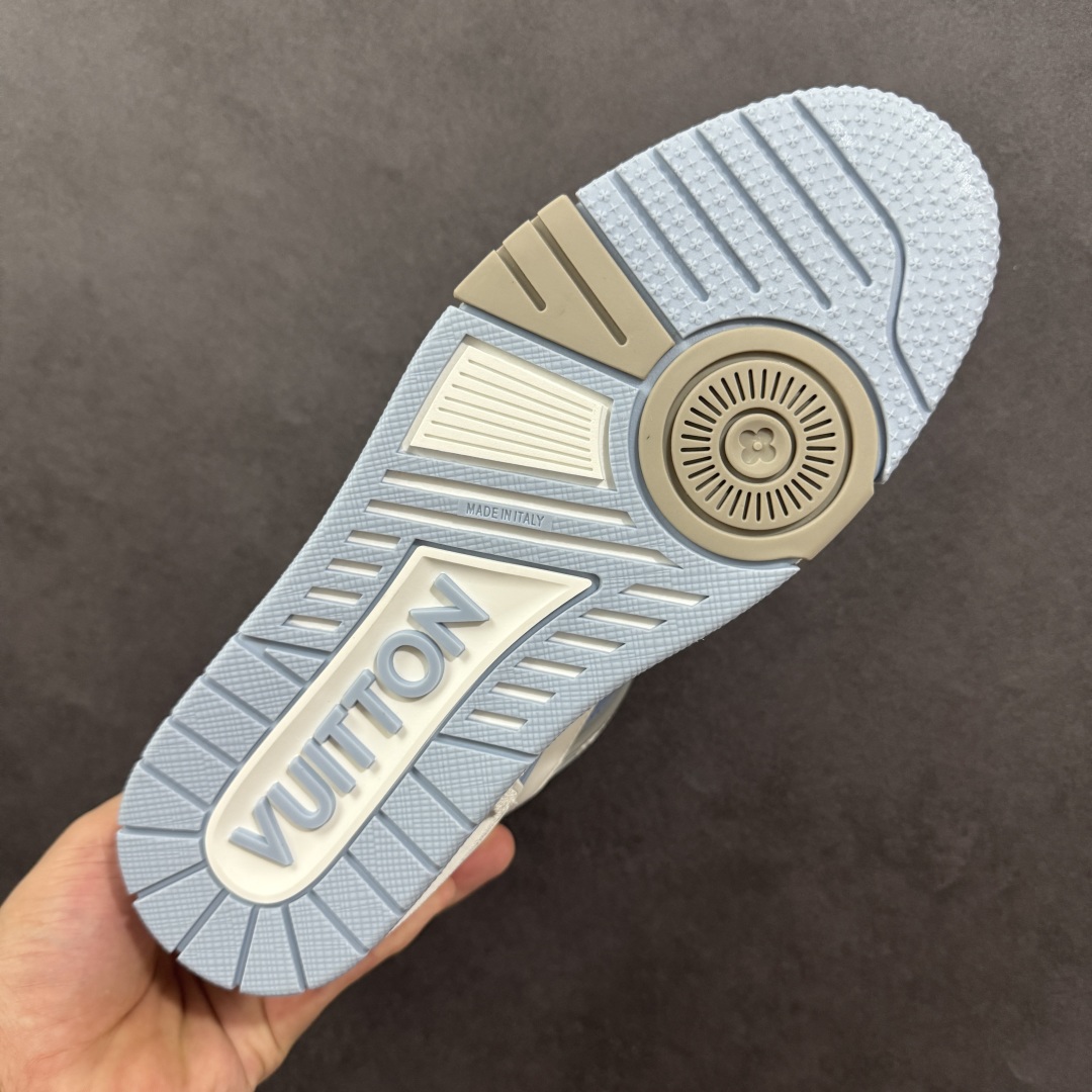 图片[9]-【广东纯原版本】Louis Vuitton Trainer lv时装走秀运动鞋 完美鞋型超高的清洁度 零毛边线头瑕疵 全套原楦原纸版原鞋开模 全网最具灵魂的版型 正确原装黄色鞋盒 正确中底印花 鞋面印花3D高频深度立体 全鞋电脑针车 紧密相连 针距密度一致 环保乳胶注塑鞋垫 厚度脚感还原原版 皮面裁剪部位 统一油边封口工艺 原装橡胶大底含胶量大底组合零偏差 专柜全套包装 防尘袋 说明书 质保卡 男女鞋 尺码：35 36 37 38 39 40 41 42 43 44 45-选品中心