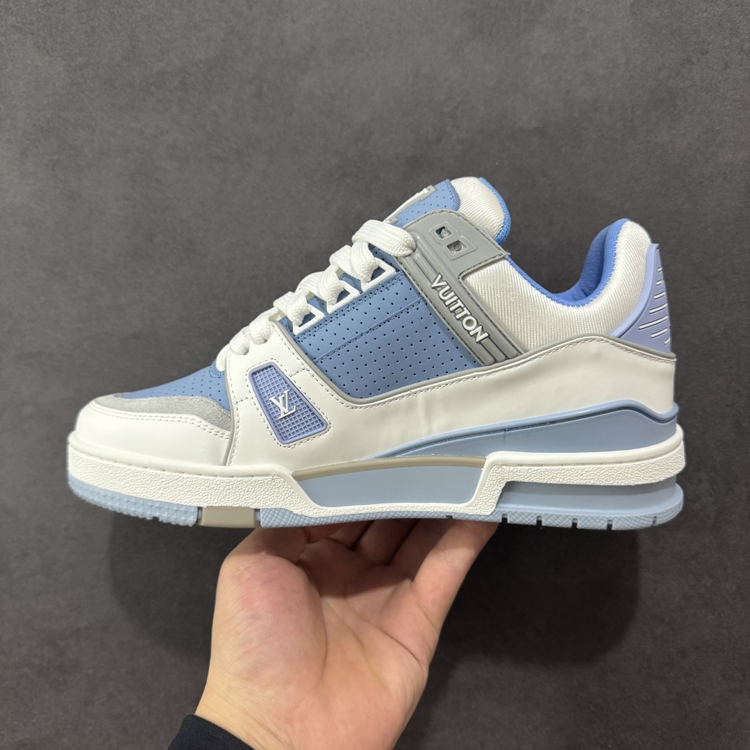 图片[2]-【广东纯原版本】Louis Vuitton Trainer lv时装走秀运动鞋 完美鞋型超高的清洁度 零毛边线头瑕疵 全套原楦原纸版原鞋开模 全网最具灵魂的版型 正确原装黄色鞋盒 正确中底印花 鞋面印花3D高频深度立体 全鞋电脑针车 紧密相连 针距密度一致 环保乳胶注塑鞋垫 厚度脚感还原原版 皮面裁剪部位 统一油边封口工艺 原装橡胶大底含胶量大底组合零偏差 专柜全套包装 防尘袋 说明书 质保卡 男女鞋 尺码：35 36 37 38 39 40 41 42 43 44 45-选品中心