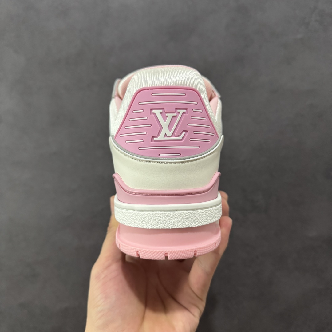 图片[4]-【广东纯原版本】Louis Vuitton Trainer lv时装走秀运动鞋 完美鞋型超高的清洁度 零毛边线头瑕疵 全套原楦原纸版原鞋开模 全网最具灵魂的版型 正确原装黄色鞋盒 正确中底印花 鞋面印花3D高频深度立体 全鞋电脑针车 紧密相连 针距密度一致 环保乳胶注塑鞋垫 厚度脚感还原原版 皮面裁剪部位 统一油边封口工艺 原装橡胶大底含胶量大底组合零偏差 专柜全套包装 防尘袋 说明书 质保卡 男女鞋 尺码：35 36 37 38 39 40 41 42 43 44 45-选品中心