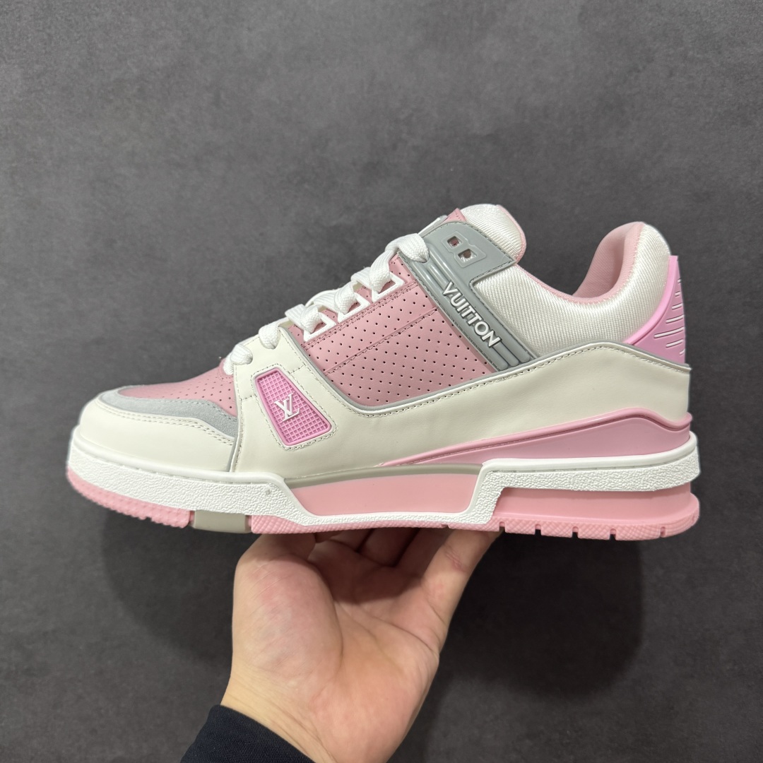 图片[2]-【广东纯原版本】Louis Vuitton Trainer lv时装走秀运动鞋 完美鞋型超高的清洁度 零毛边线头瑕疵 全套原楦原纸版原鞋开模 全网最具灵魂的版型 正确原装黄色鞋盒 正确中底印花 鞋面印花3D高频深度立体 全鞋电脑针车 紧密相连 针距密度一致 环保乳胶注塑鞋垫 厚度脚感还原原版 皮面裁剪部位 统一油边封口工艺 原装橡胶大底含胶量大底组合零偏差 专柜全套包装 防尘袋 说明书 质保卡 男女鞋 尺码：35 36 37 38 39 40 41 42 43 44 45-选品中心