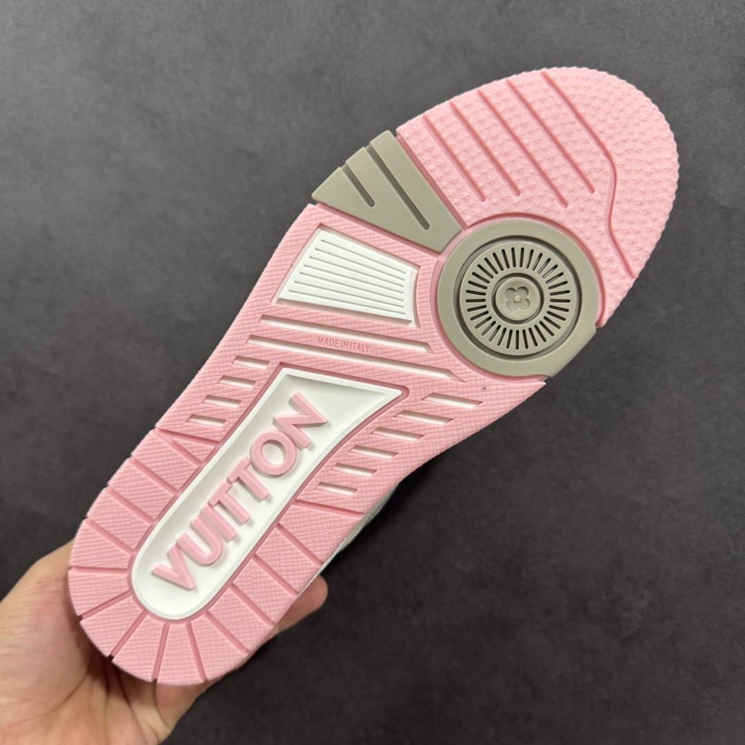 图片[9]-【广东纯原版本】Louis Vuitton Trainer lv时装走秀运动鞋 完美鞋型超高的清洁度 零毛边线头瑕疵 全套原楦原纸版原鞋开模 全网最具灵魂的版型 正确原装黄色鞋盒 正确中底印花 鞋面印花3D高频深度立体 全鞋电脑针车 紧密相连 针距密度一致 环保乳胶注塑鞋垫 厚度脚感还原原版 皮面裁剪部位 统一油边封口工艺 原装橡胶大底含胶量大底组合零偏差 专柜全套包装 防尘袋 说明书 质保卡 男女鞋 尺码：35 36 37 38 39 40 41 42 43 44 45-选品中心