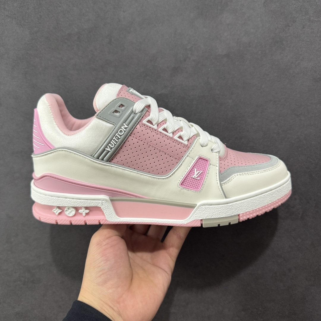 【广东纯原版本】Louis Vuitton Trainer lv时装走秀运动鞋 完美鞋型超高的清洁度 零毛边线头瑕疵 全套原楦原纸版原鞋开模 全网最具灵魂的版型 正确原装黄色鞋盒 正确中底印花 鞋面印花3D高频深度立体 全鞋电脑针车 紧密相连 针距密度一致 环保乳胶注塑鞋垫 厚度脚感还原原版 皮面裁剪部位 统一油边封口工艺 原装橡胶大底含胶量大底组合零偏差 专柜全套包装 防尘袋 说明书 质保卡 男女鞋 尺码:35 36 37 38 39 40 41 42 43 44 45-选品中心