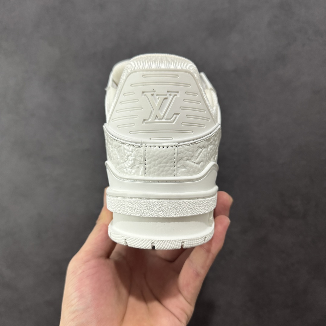 图片[4]-【广东纯原版本】Louis Vuitton Trainer lv时装走秀运动鞋 完美鞋型超高的清洁度 零毛边线头瑕疵 全套原楦原纸版原鞋开模 全网最具灵魂的版型 正确原装黄色鞋盒 正确中底印花 鞋面印花3D高频深度立体 全鞋电脑针车 紧密相连 针距密度一致 环保乳胶注塑鞋垫 厚度脚感还原原版 皮面裁剪部位 统一油边封口工艺 原装橡胶大底含胶量大底组合零偏差 专柜全套包装 防尘袋 说明书 质保卡 男女鞋 尺码：35 36 37 38 39 40 41 42 43 44 45-选品中心