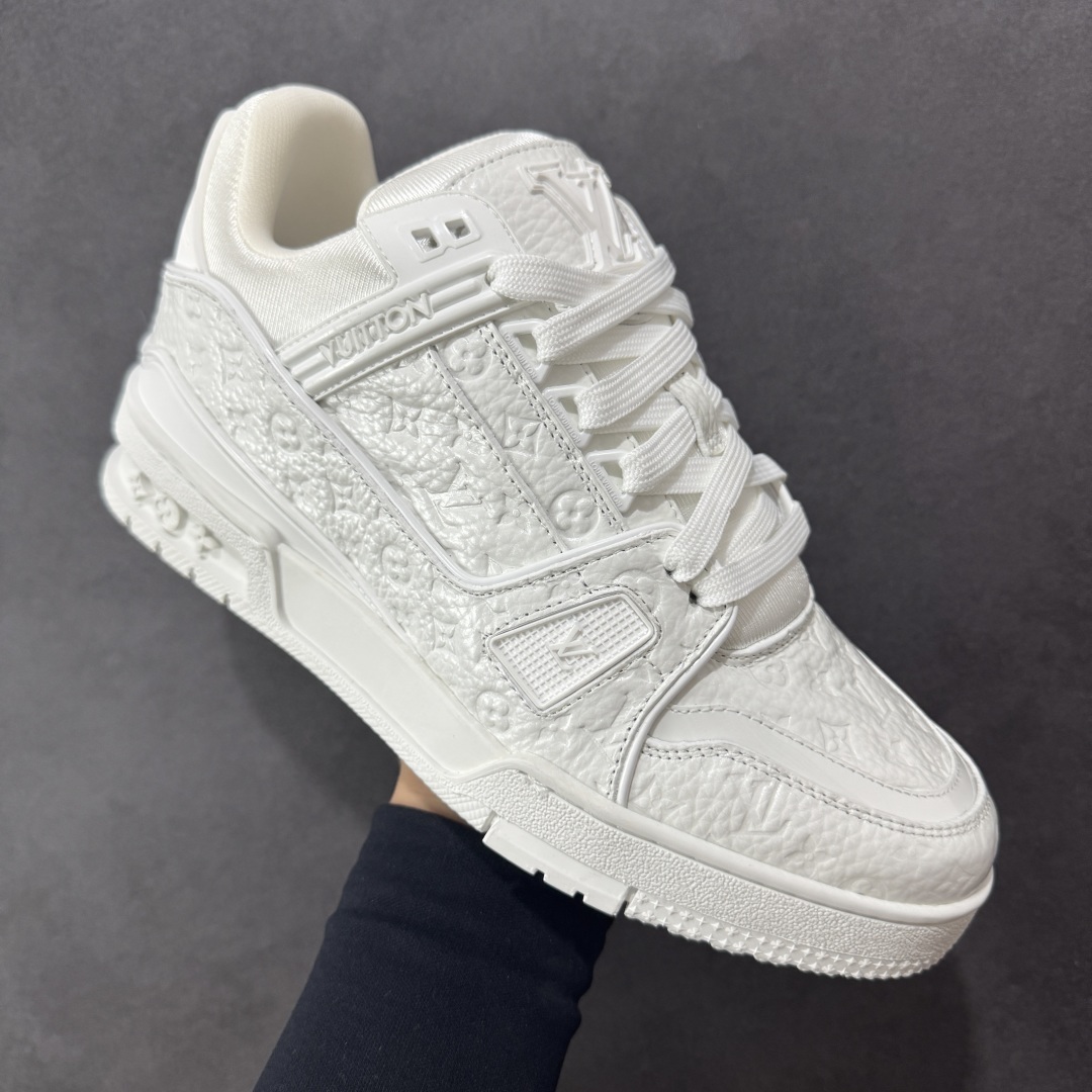 图片[3]-【广东纯原版本】Louis Vuitton Trainer lv时装走秀运动鞋 完美鞋型超高的清洁度 零毛边线头瑕疵 全套原楦原纸版原鞋开模 全网最具灵魂的版型 正确原装黄色鞋盒 正确中底印花 鞋面印花3D高频深度立体 全鞋电脑针车 紧密相连 针距密度一致 环保乳胶注塑鞋垫 厚度脚感还原原版 皮面裁剪部位 统一油边封口工艺 原装橡胶大底含胶量大底组合零偏差 专柜全套包装 防尘袋 说明书 质保卡 男女鞋 尺码：35 36 37 38 39 40 41 42 43 44 45-选品中心